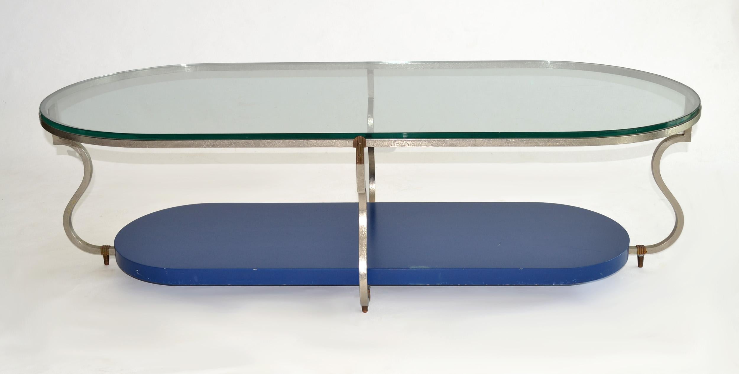 Tommi Parzinger Couchtisch, Modell 222 Parzinger Originals, USA, um 1965 

Dieser elegante Couchtisch aus der Mitte des Jahrhunderts, entworfen von Tommi Parzinger, ist ein Beispiel für den Hollywood Regency Stil. Er verfügt über eine dicke ovale