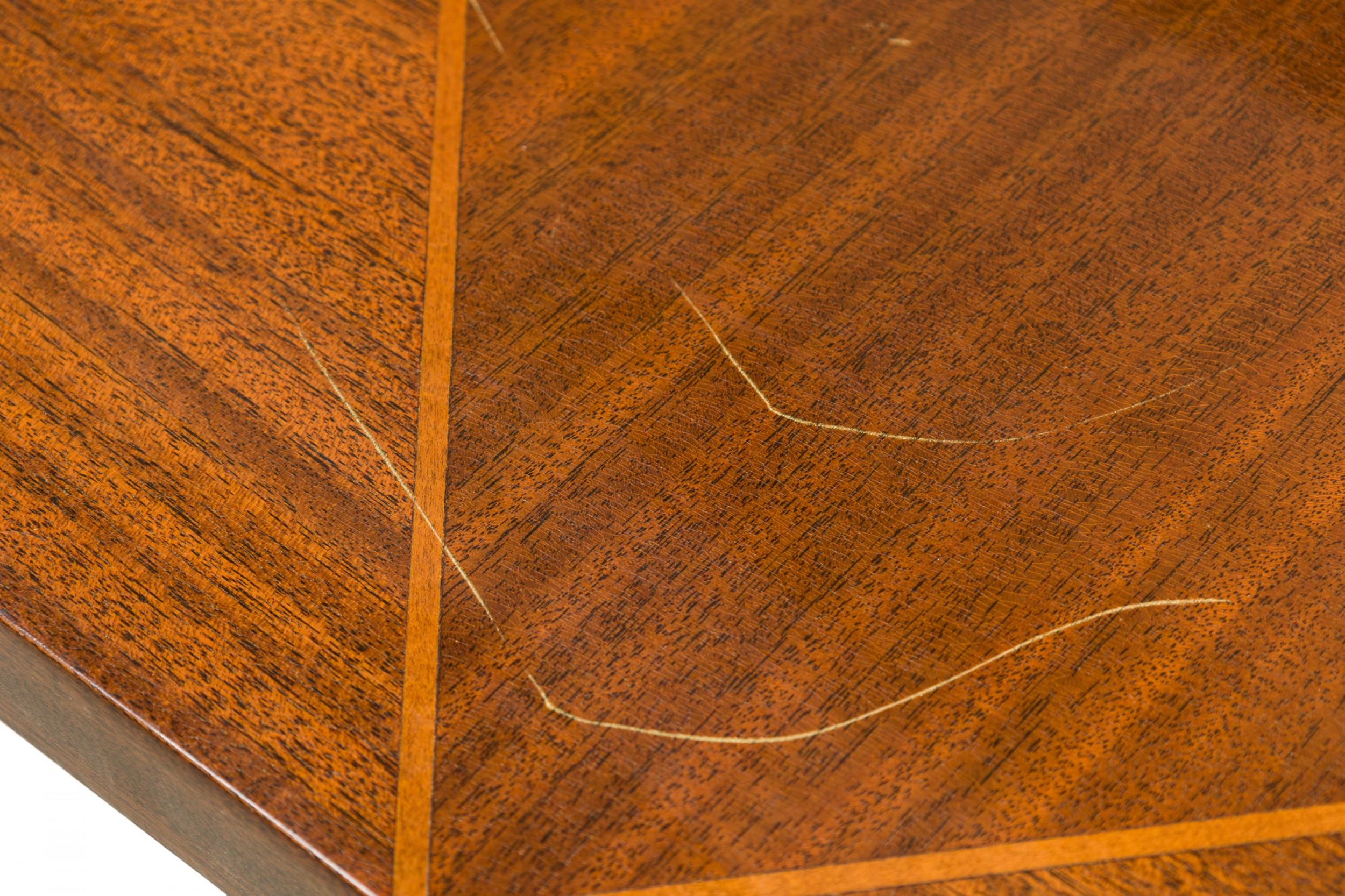 Table de salle à manger / table de conférence continentale du milieu du siècle dernier avec un motif géométrique incrusté sur la table, reposant sur quatre pieds cylindriques cannelés et effilés se terminant par des pieds en laiton. (TOMMI