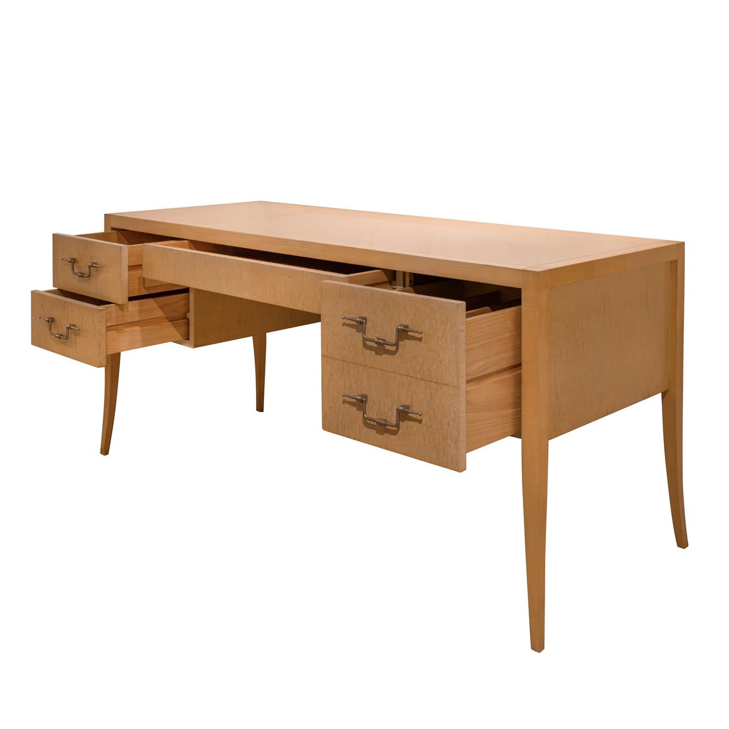 Elegante e rara scrivania in radica di frassino bianco con gambe affusolate e iconici tiranti in ottone inciso di Tommi Parzinger per Parzinger Originals, anni '60 americani (firmata 