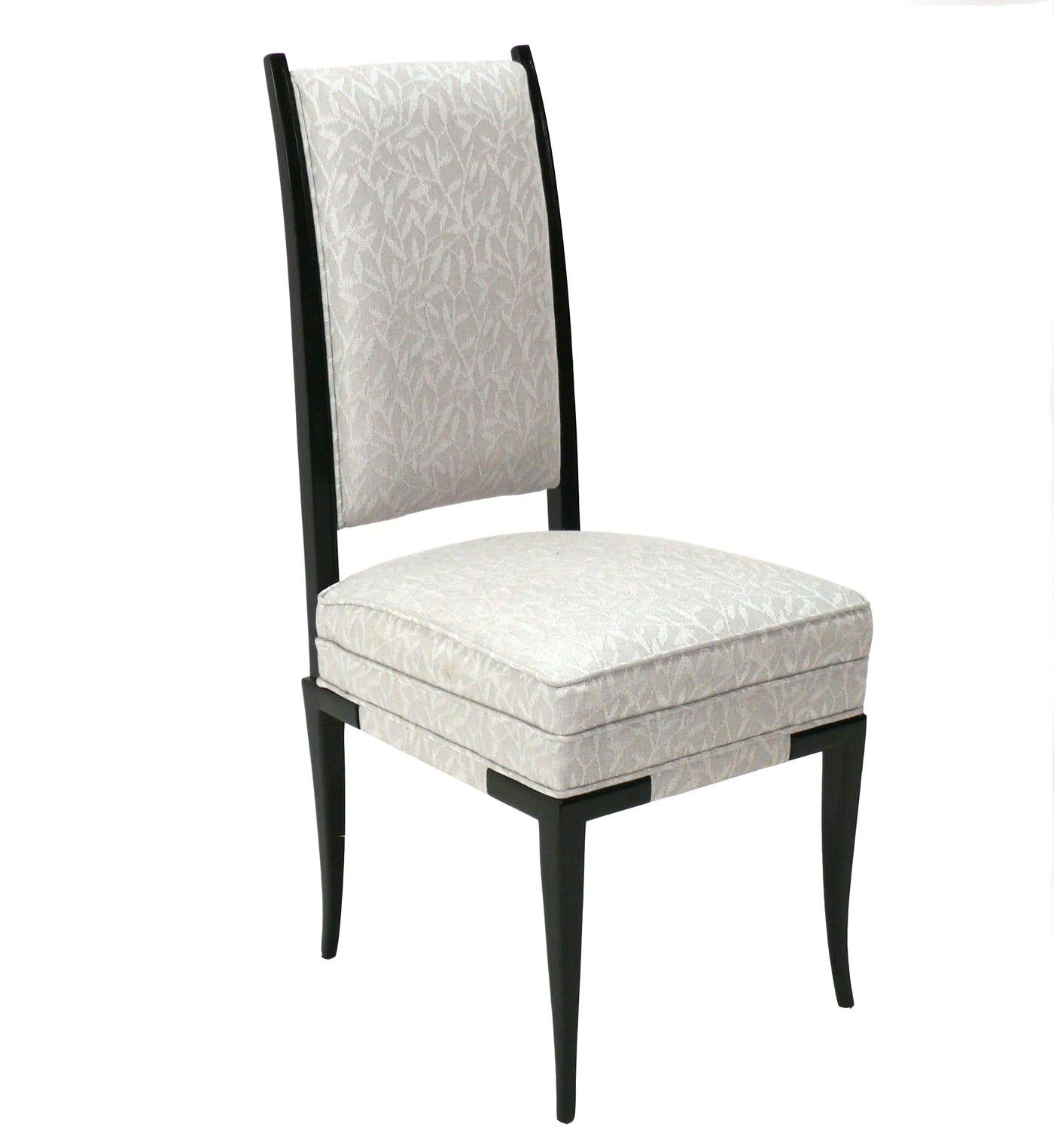 Acht elegante Esszimmerstühle, entworfen von Tommi Parzinger, Amerikaner, ca. 1950er Jahre. Sie wurden vor kurzem mit schwarzem Lack überzogen und neu gepolstert. Bitte beachten Sie, dass sich zwei der armlosen Stühle leicht von den anderen sechs