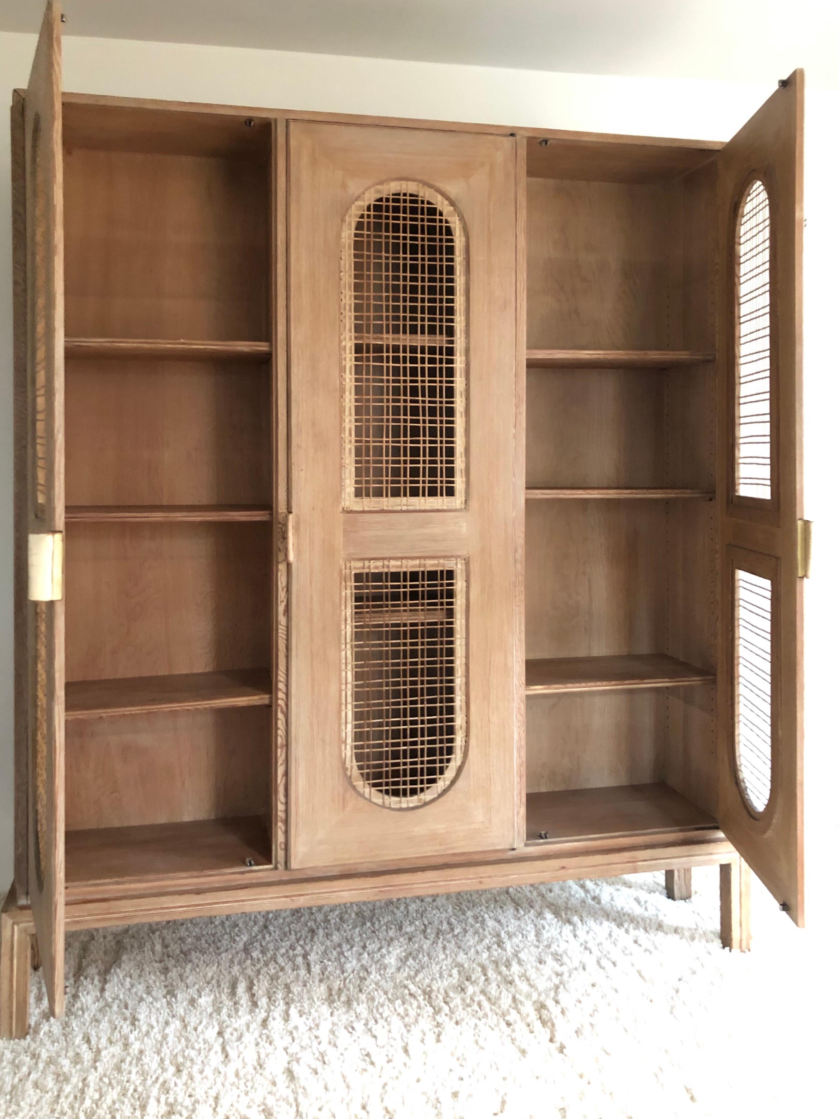 Tommi Parzinger Première importante armoire haute/ bibliothèque Chêne scié Limed Cane Door Bon état - En vente à Westport, CT
