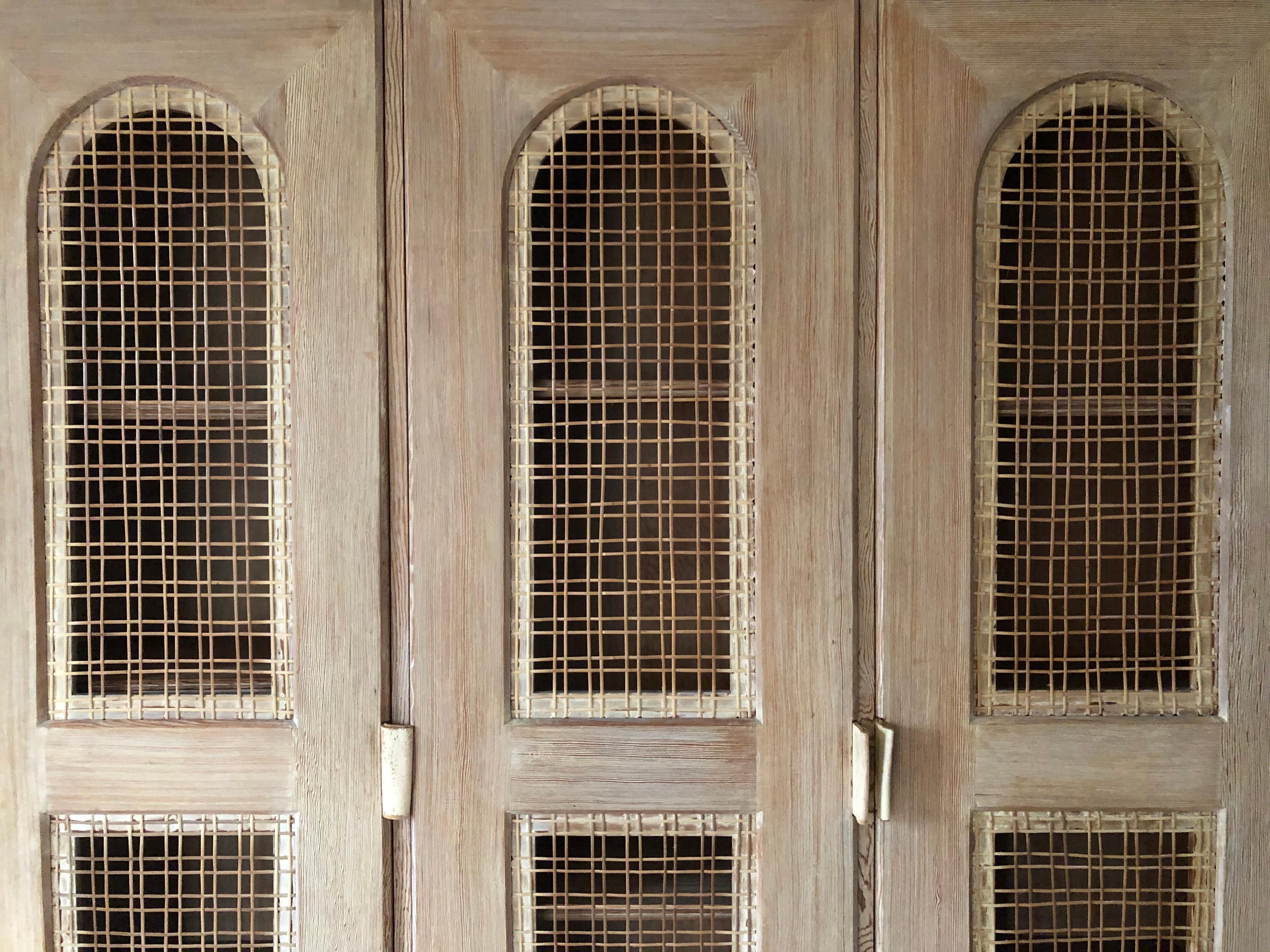 20ième siècle Tommi Parzinger Première importante armoire haute/ bibliothèque Chêne scié Limed Cane Door en vente