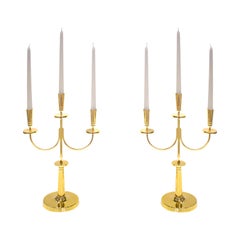Tommi Parzinger Elegante pareja de candelabros de latón años 50 (Firmado)