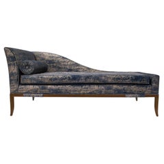 Tommi Parzinger Chaise con schienale inclinato e base in mogano 1950