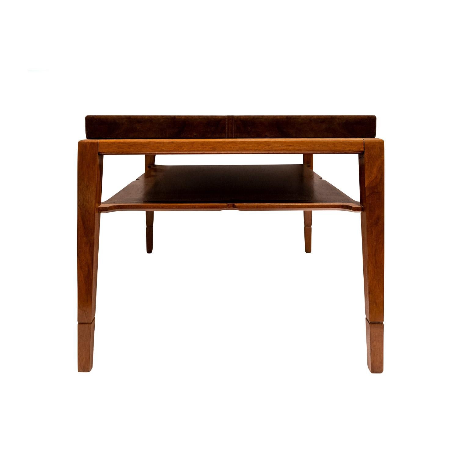 Mid-Century Modern Paire de tables en acajou Tommi Parzinger finement travaillées avec plateaux en cuir des années 1940 en vente