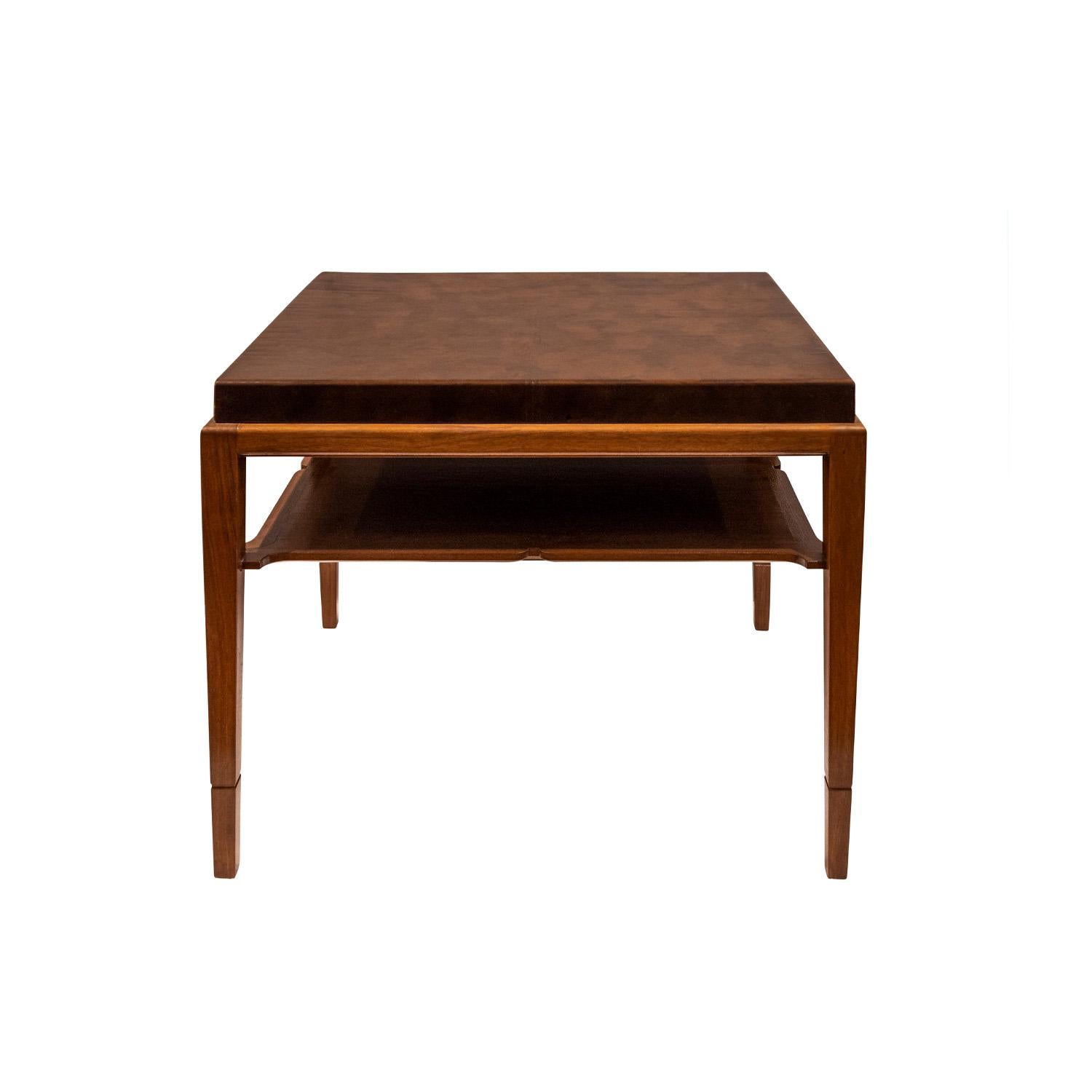 Fait main Paire de tables en acajou Tommi Parzinger finement travaillées avec plateaux en cuir des années 1940 en vente