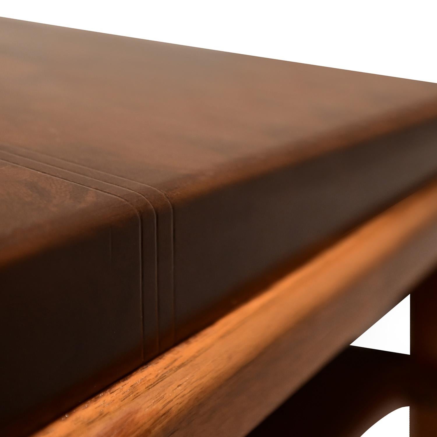 Paire de tables en acajou Tommi Parzinger finement travaillées avec plateaux en cuir des années 1940 Excellent état - En vente à New York, NY