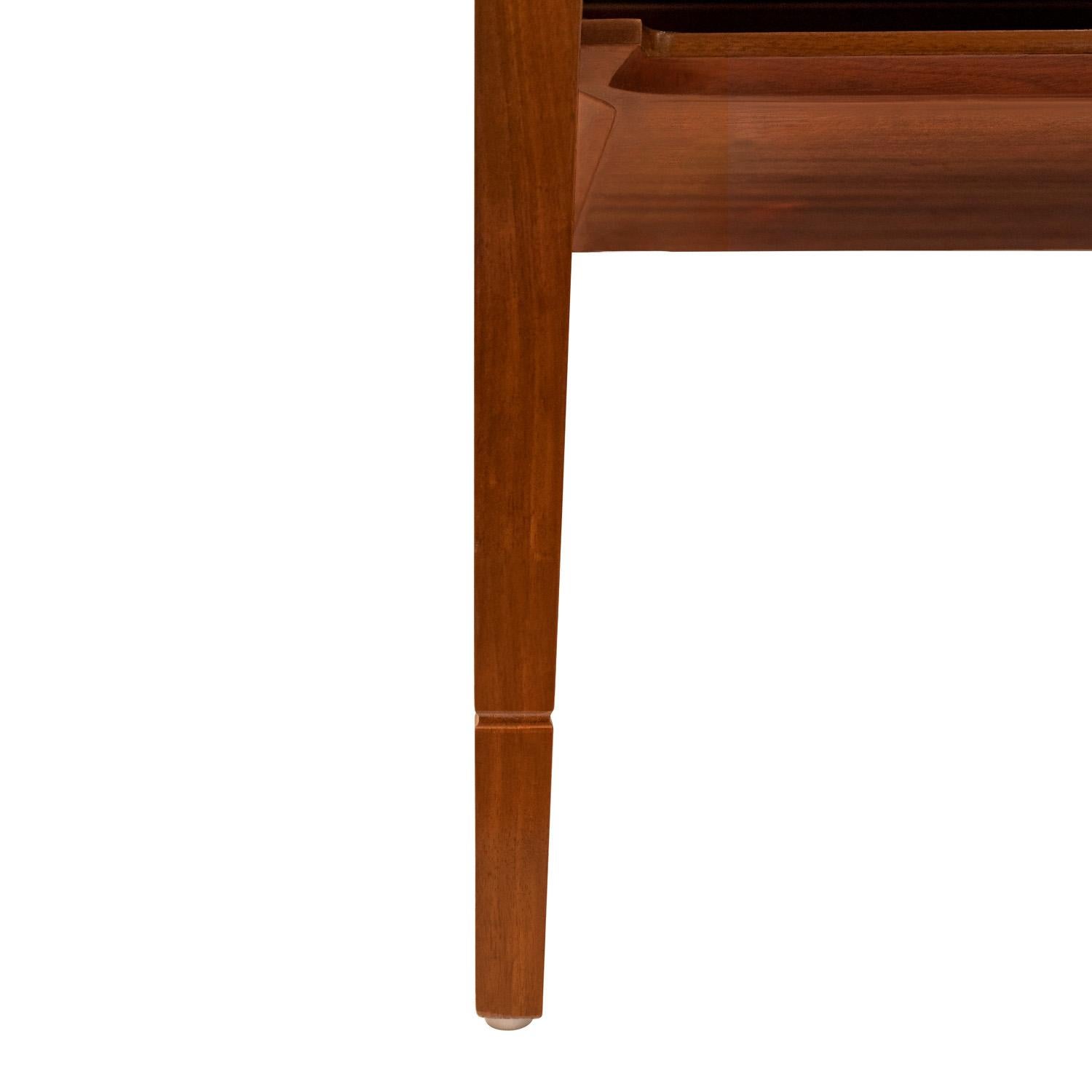 Milieu du XXe siècle Paire de tables en acajou Tommi Parzinger finement travaillées avec plateaux en cuir des années 1940 en vente