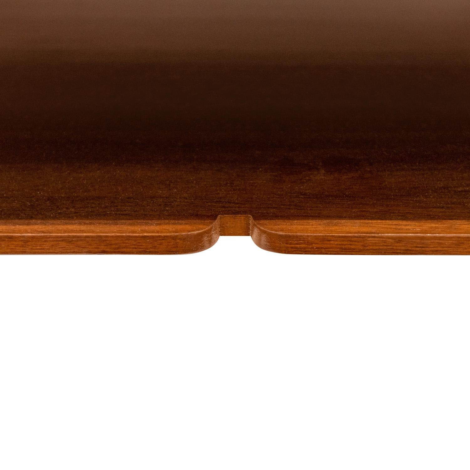 Cuir Paire de tables en acajou Tommi Parzinger finement travaillées avec plateaux en cuir des années 1940 en vente
