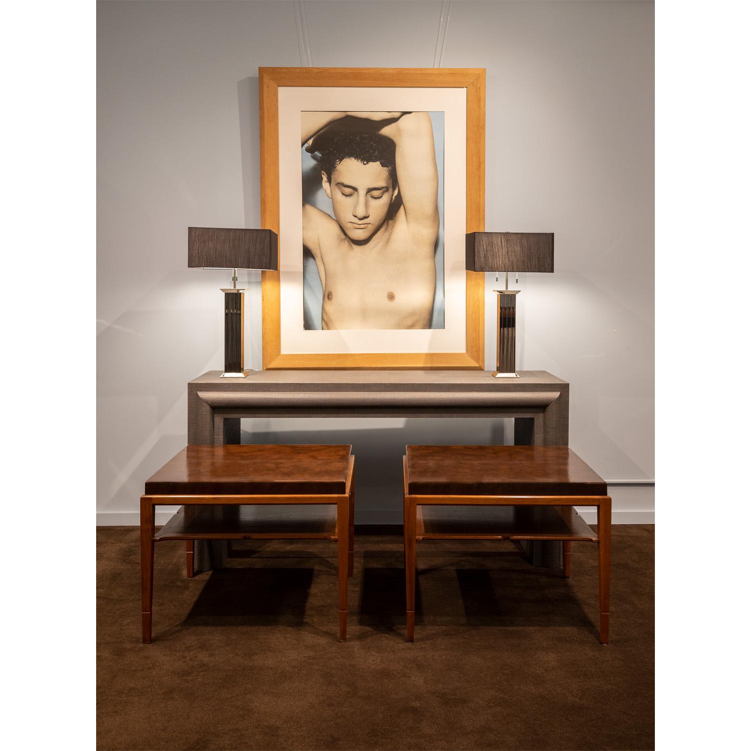 Paire de tables en acajou Tommi Parzinger finement travaillées avec plateaux en cuir des années 1940 en vente 1