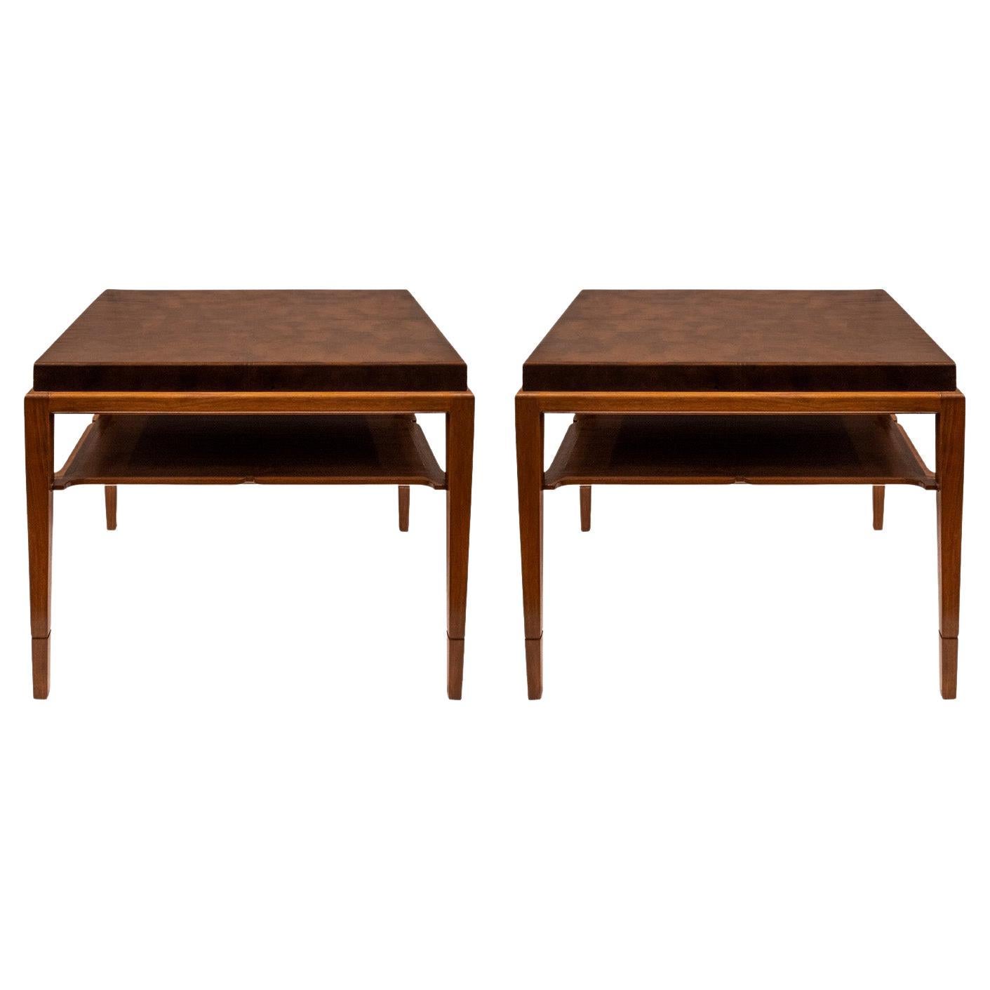 Paire de tables en acajou Tommi Parzinger finement travaillées avec plateaux en cuir des années 1940 en vente