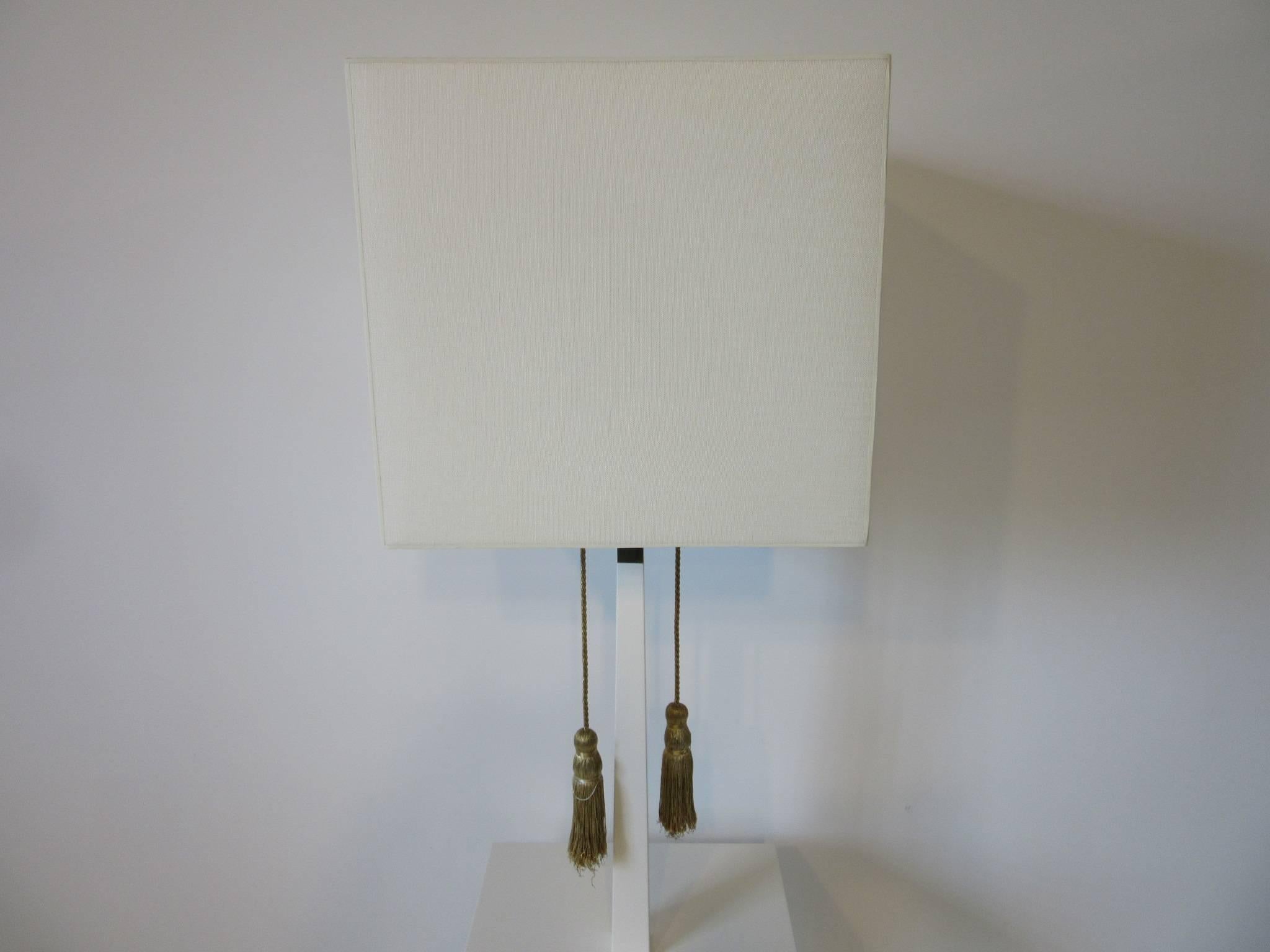 Américain Lampadaire Regency haut de gamme Tommi Parzinger en bois, marbre et laiton en vente