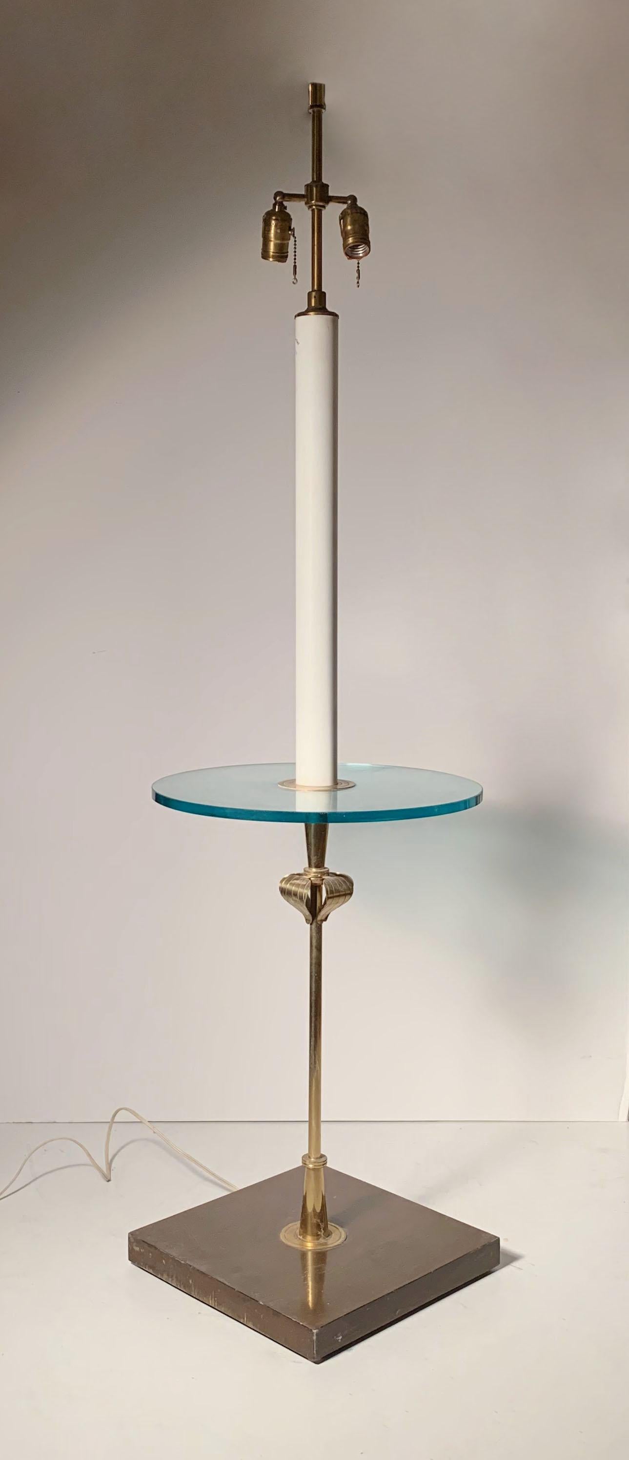 Table de lampadaire Tommi Parzinger par Parzinger Originals.
Signé en bas,