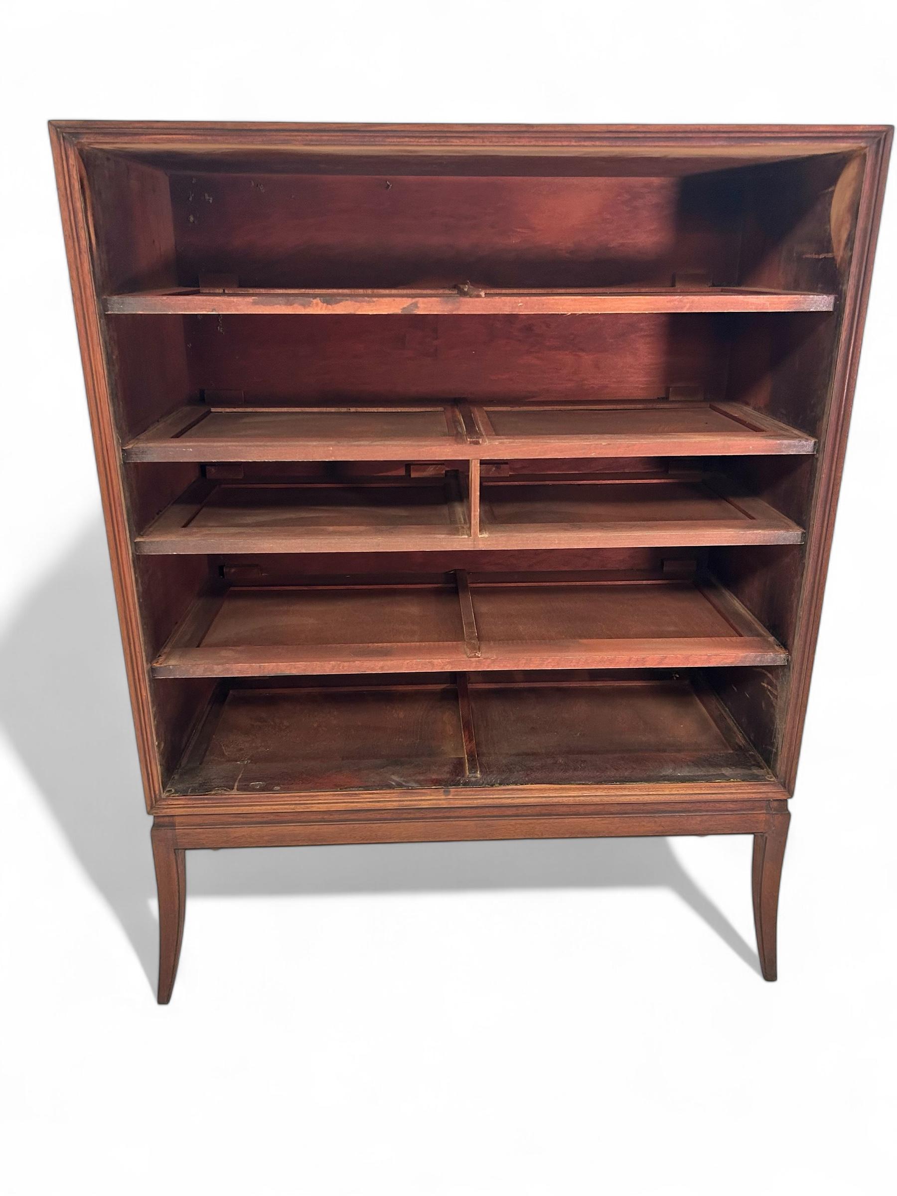 Mid-Century moderno Tommi Parzinger per Charak,  Cassettiera a 6 cassetti in noce con tiranti in ottone massiccio in vendita