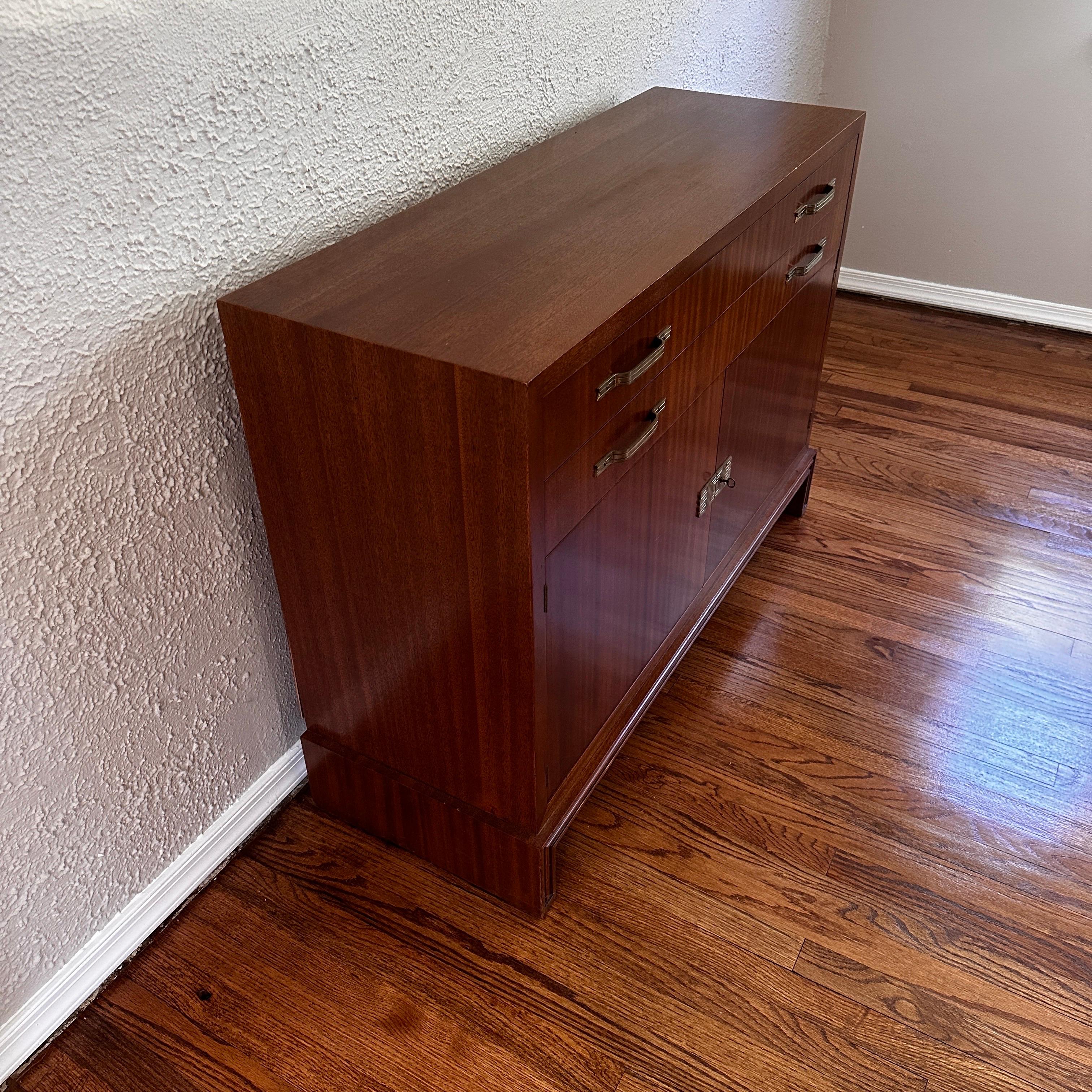 Design aus den 1950er Jahren von Tommi Parzinger für Charak Modern. Originalschlüssel und abschließbare Vordertür, zwei Schubladen mit Filzauskleidung und Unterteilungen für feineres Silber oder Serviergeschirr. 

Zierlich, schmal und dennoch