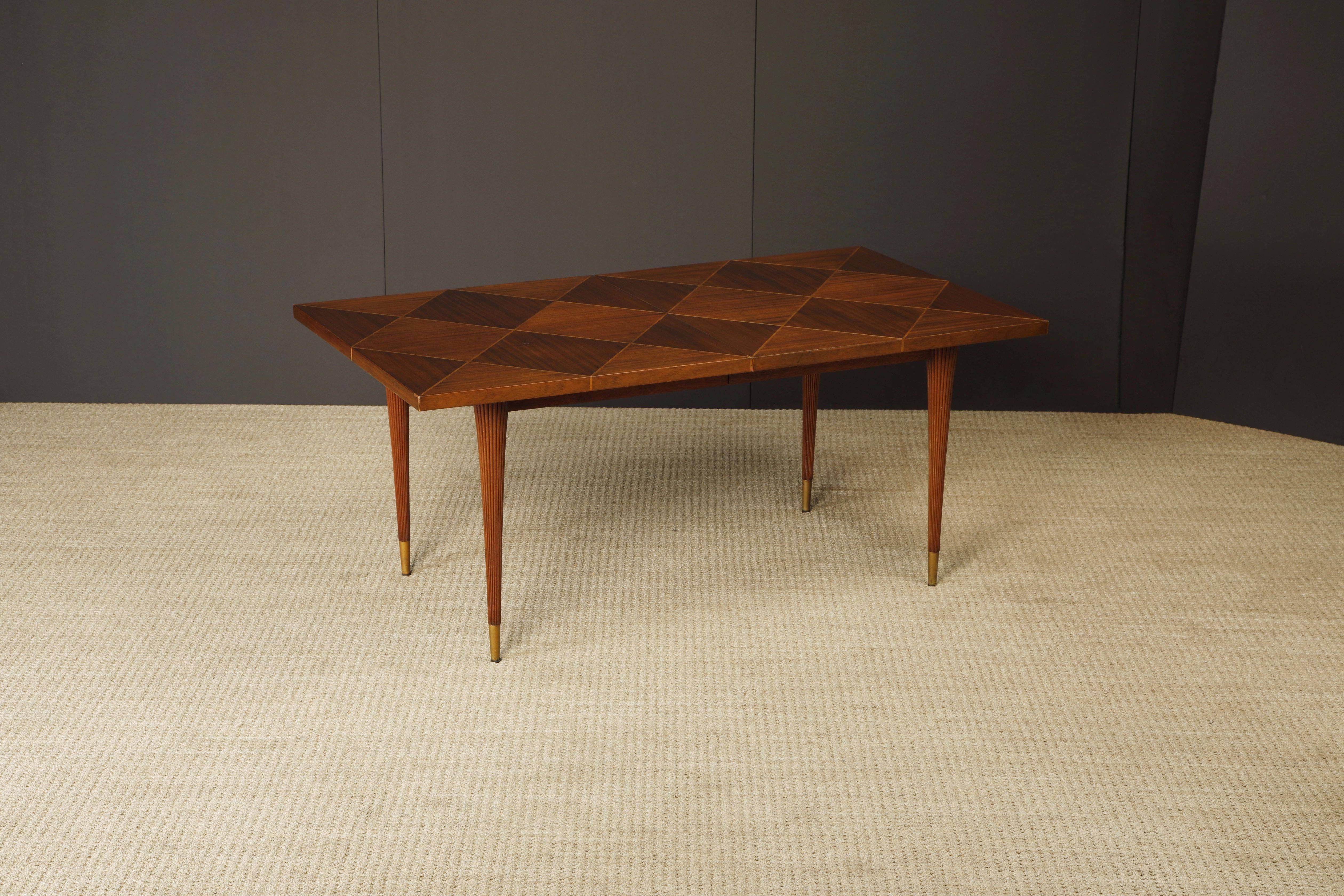 Table de salle à manger à rallonge Tommi Parzinger for Charak Modern, datant des années 1950, fabriquée avec des incrustations contrastées d'acajou et de bois fruitier géométrique sur des pieds cannelés et effilés se terminant par des sabots en