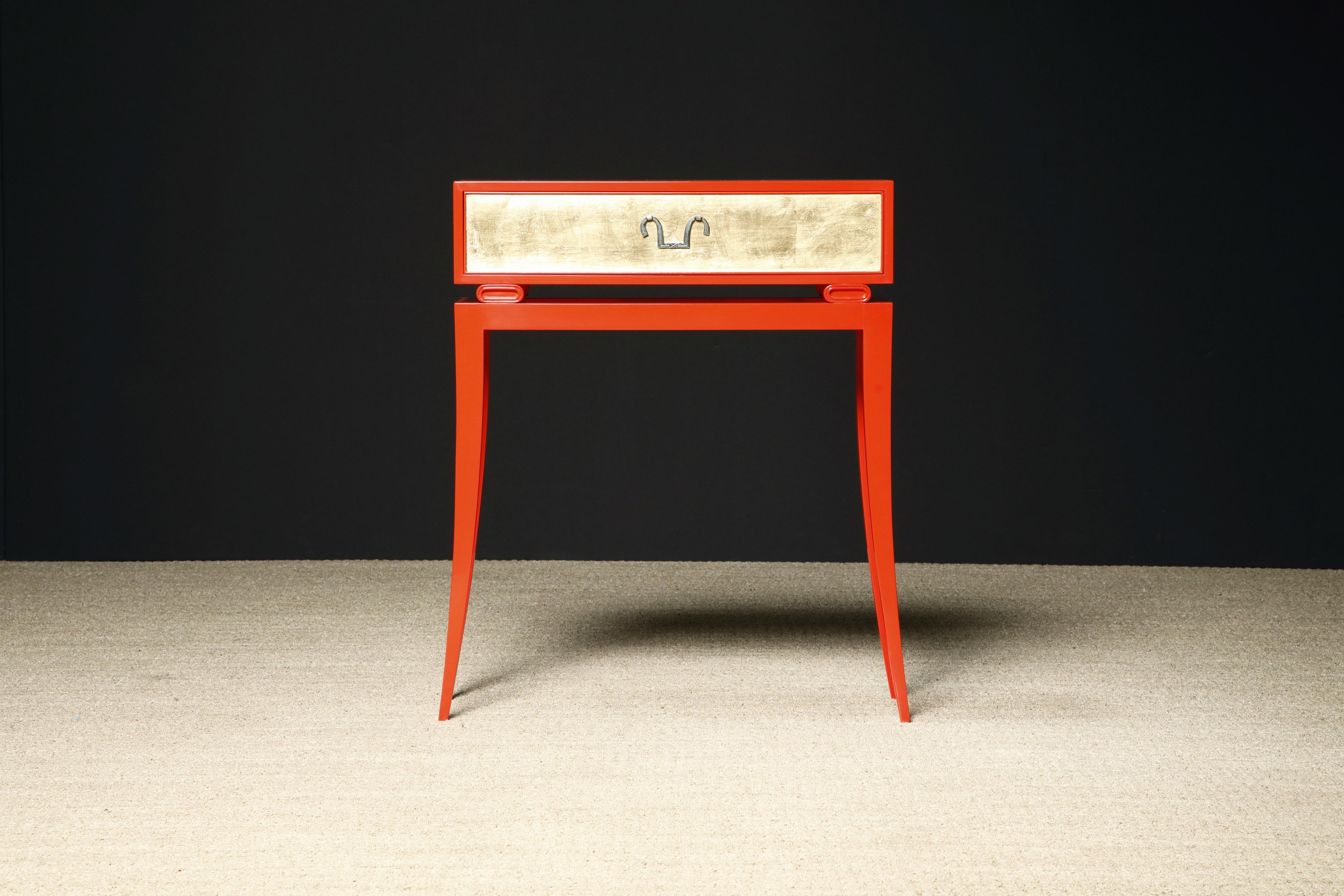 Pièce de collection rare et ancienne, cette console entièrement restaurée de Tommi Parzinger pour Charak Modern (c. 1949), qui peut également servir de petite table à écrire, présente une belle feuille d'or et un vernis français avec la poignée