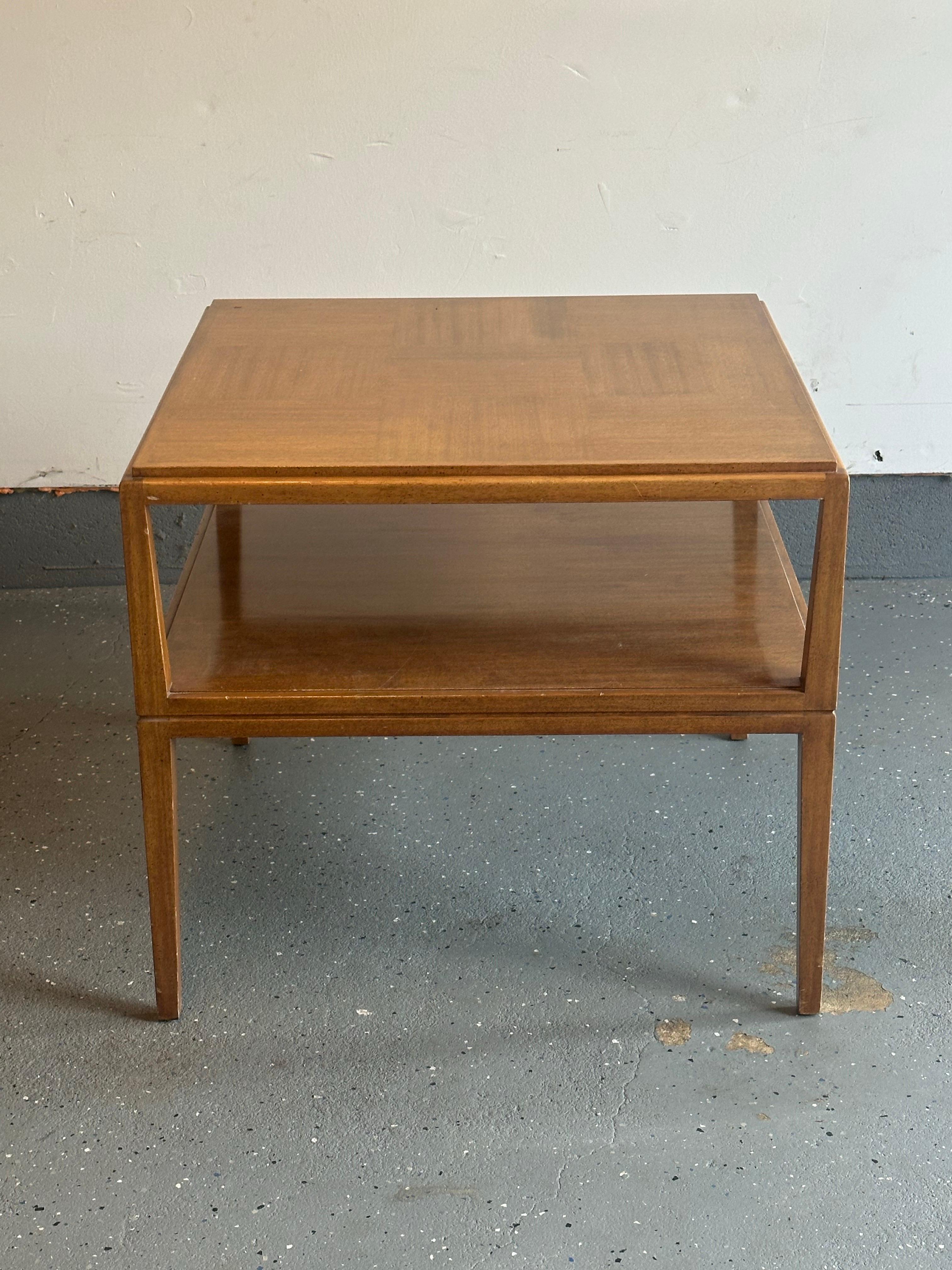Très belle table de Tommi Parzinger pour Charak Modern. Plateau de table en parqueterie à damier. Un style superbe avec une influence italienne.

Ce produit pourrait être associé à Gio Ponti, Harvey Probber, Edward Wormley, TH Robsjohn-Gibbings.