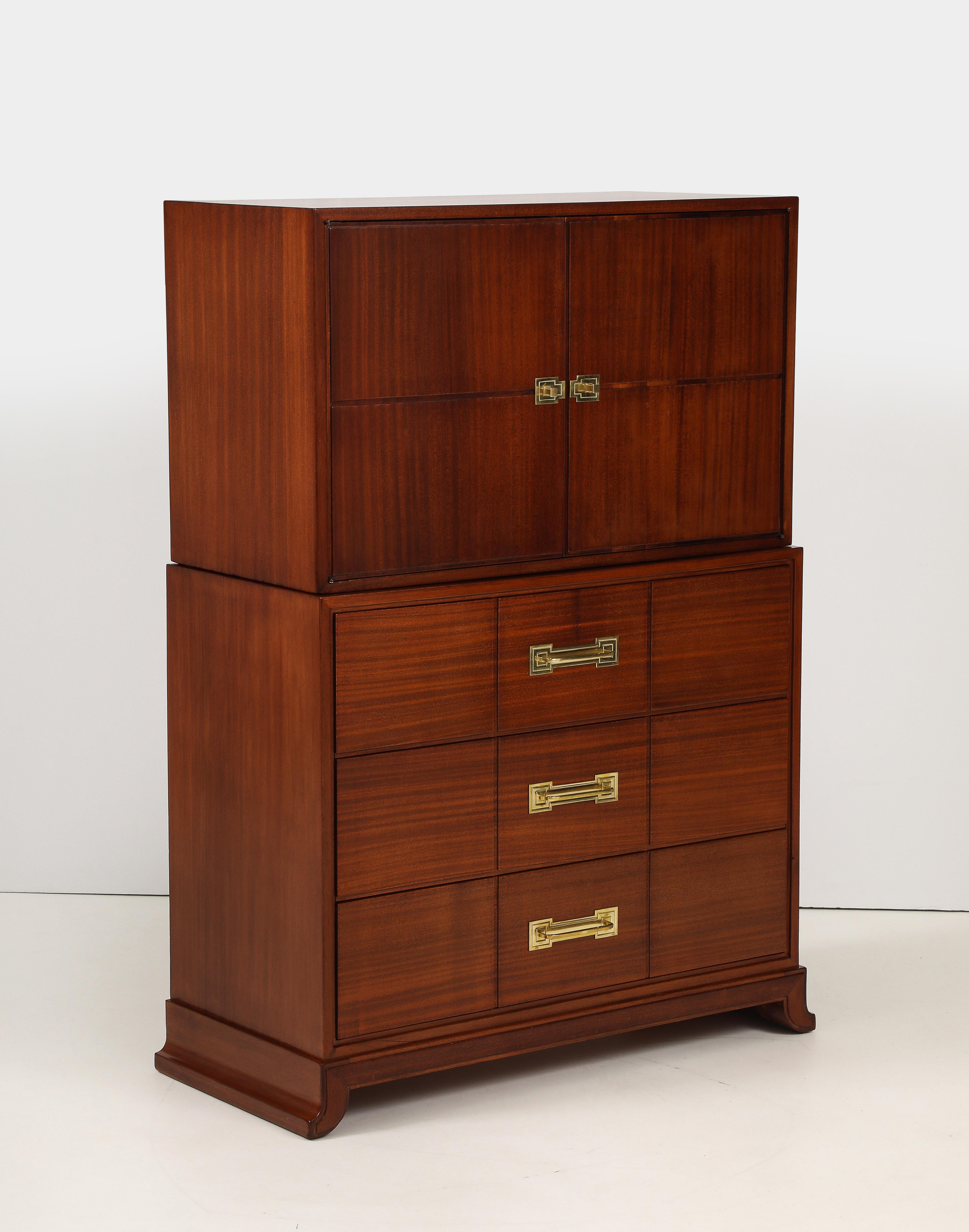 Asombrosa cómoda alta de caoba y latón diseñada por Tommi Parzinger en los años 50 para Charak Modern, ligeramente restaurada conservando el bello acabado original de la madera, el latón ha sido suavemente pulido a mano.