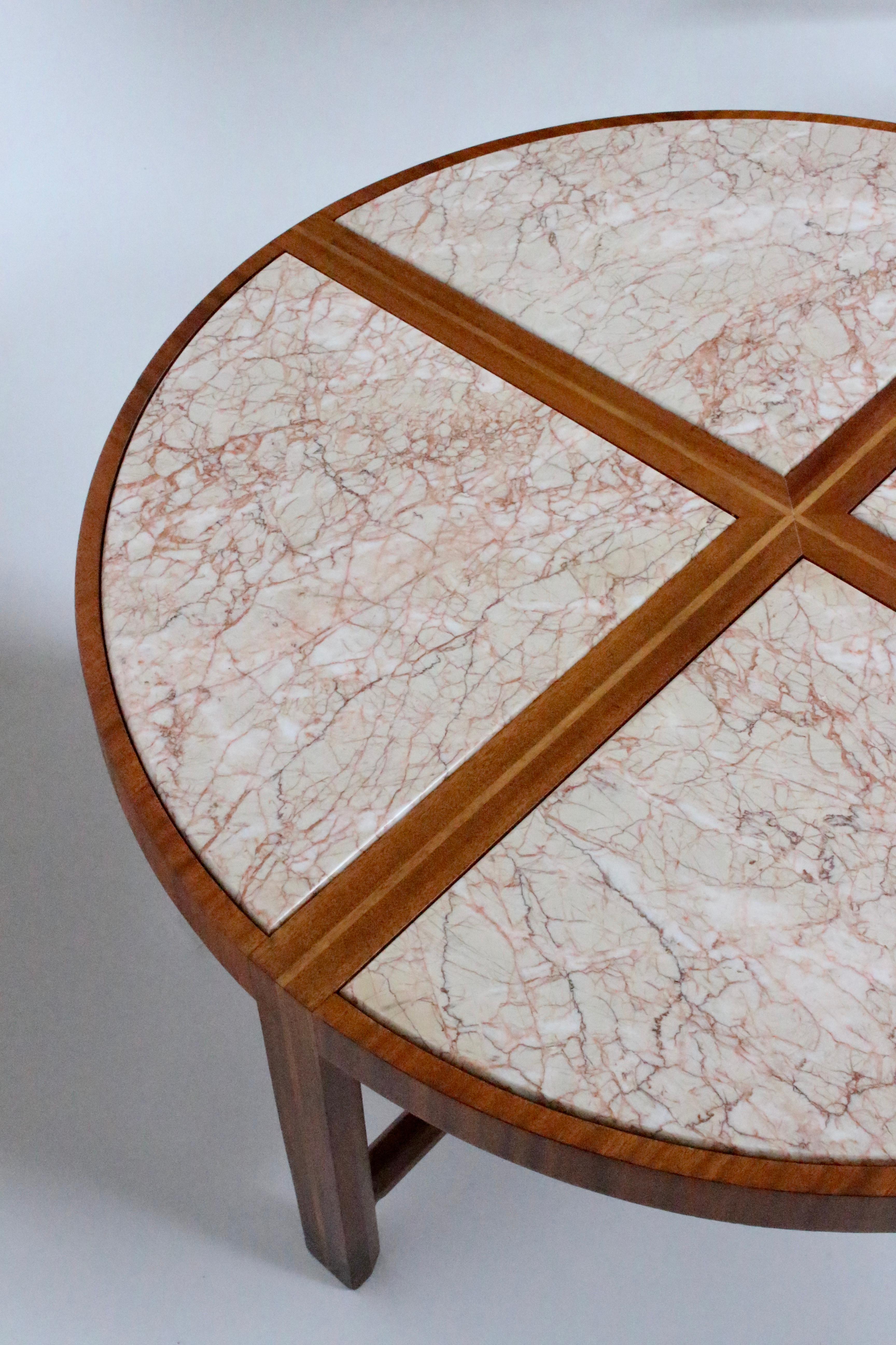 Américain Table basse moderne en teck et marbre Tommi Parzinger pour Charak en vente