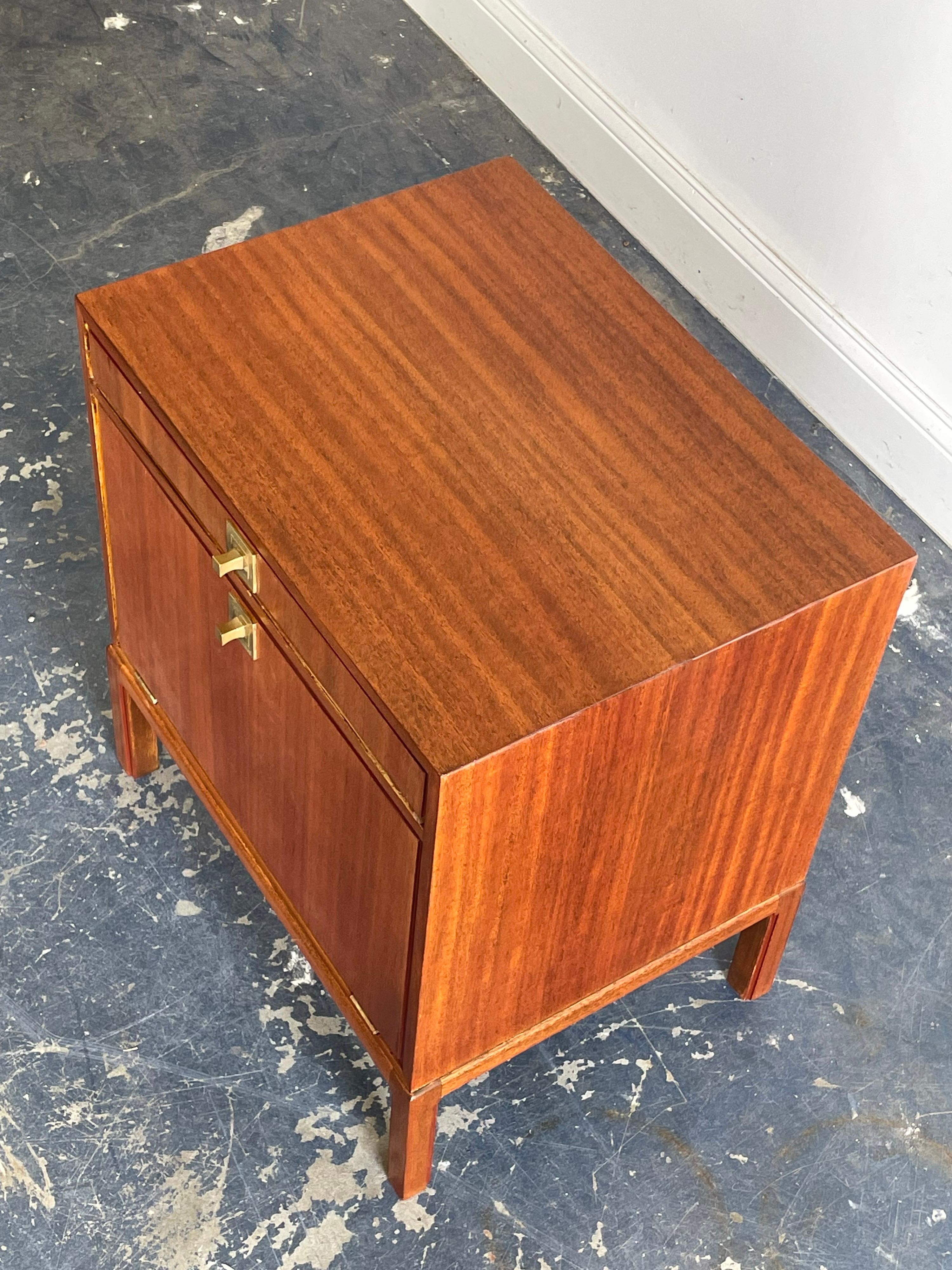 Tommi Parzinger for Charak Modern Nightstand/ End Table In Good Condition In St.Petersburg, FL