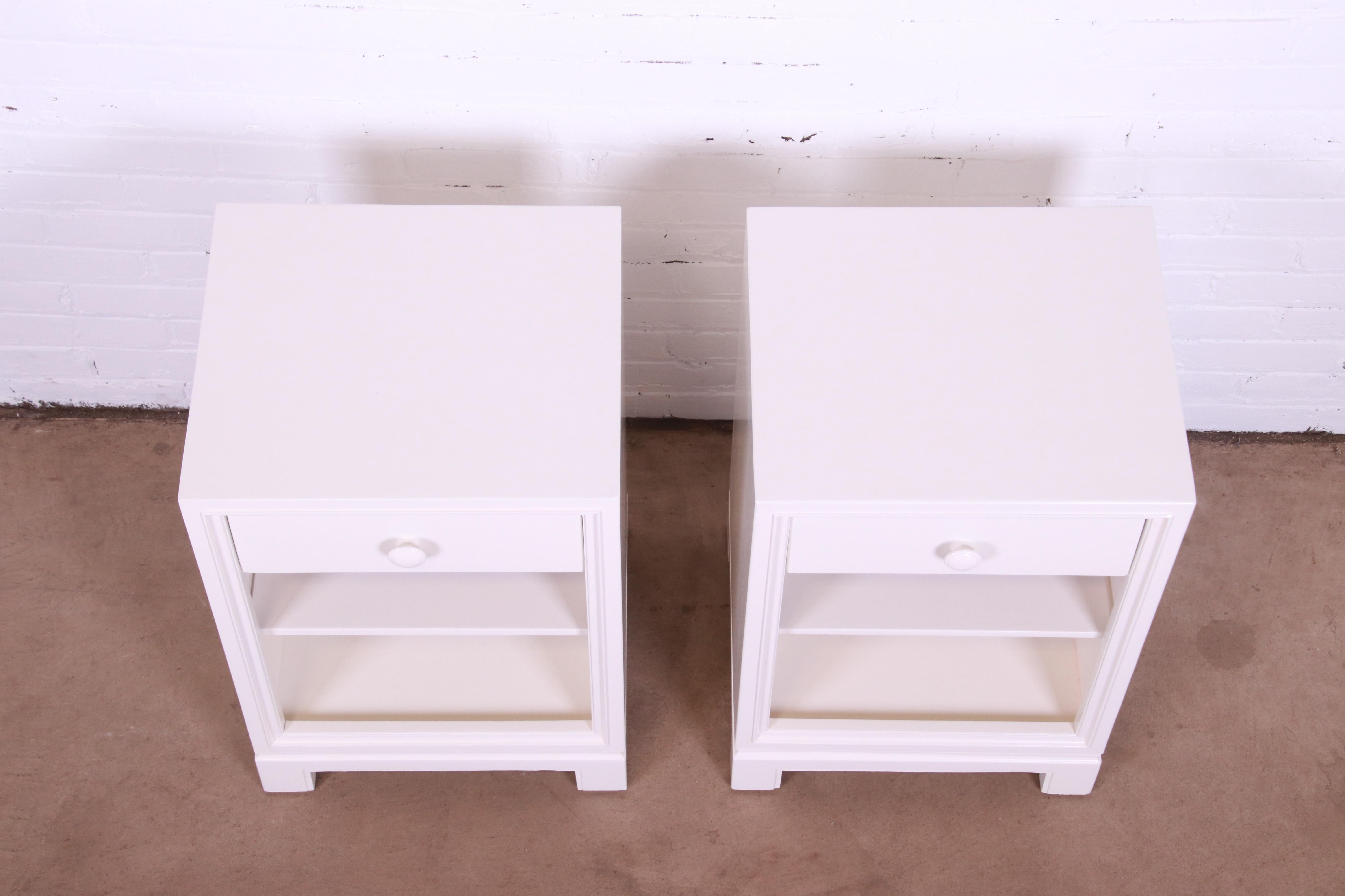 Tables de nuit laquées blanches modernes Tommi Parzinger pour Charak, nouvellement revernies en vente 5