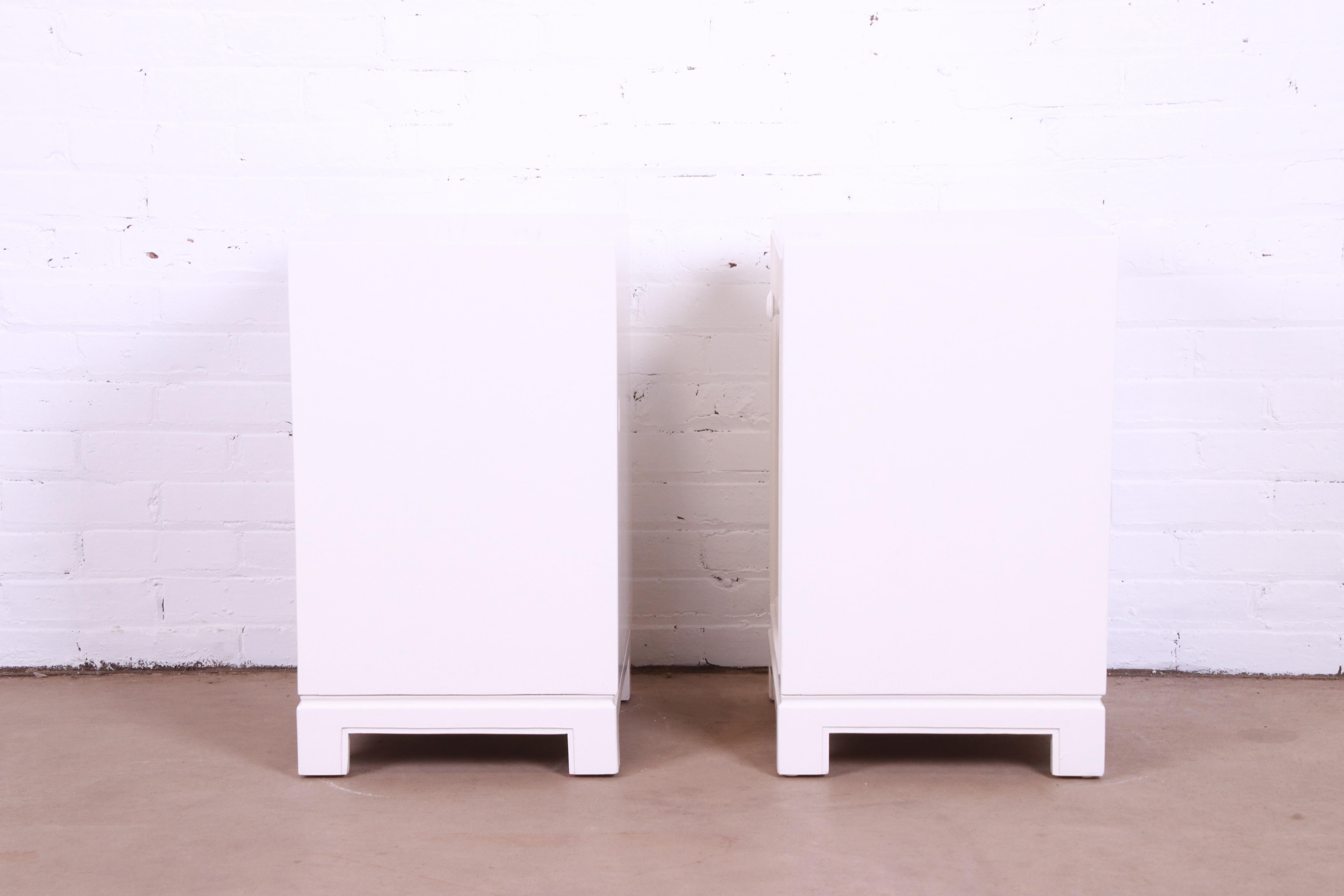 Tables de nuit laquées blanches modernes Tommi Parzinger pour Charak, nouvellement revernies en vente 6