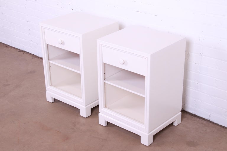 A sleek and stylish pair of Mid-Century Modern white lacquered nightstands

By Tommi Parzinger for Charak Furniture

USA, Circa 1950s

Mahogany, in white lacquered finish.

Measures: 17