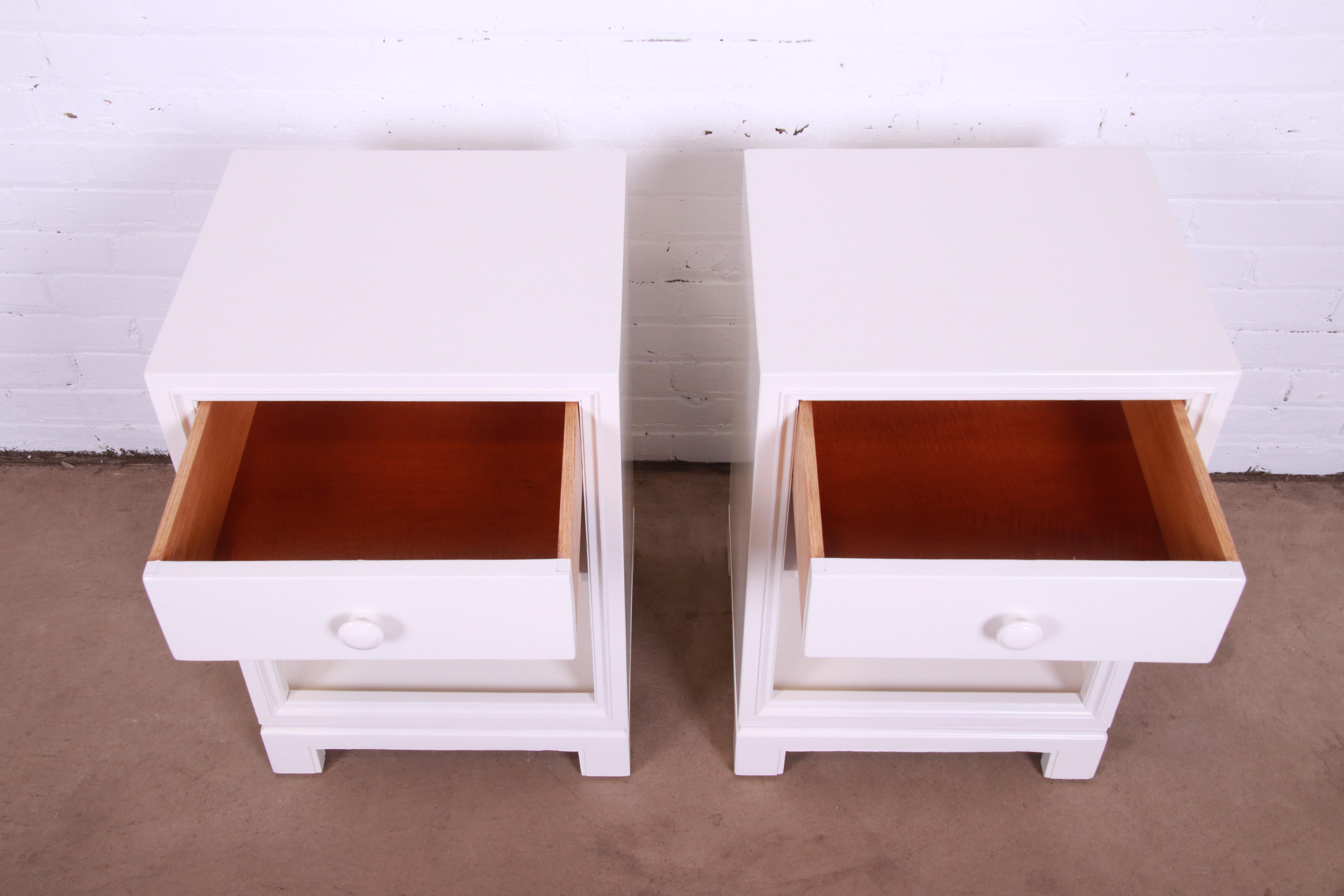 Tables de nuit laquées blanches modernes Tommi Parzinger pour Charak, nouvellement revernies en vente 2