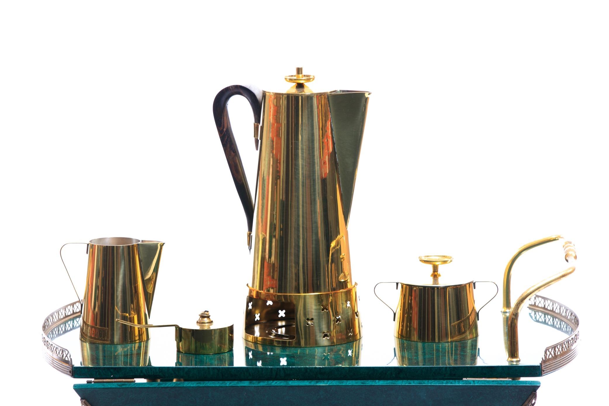 Wunderschönes Vintage Tommi Parzinger Kaffee-/Teeset in seiner originalen Messingausführung aus den 1950er Jahren. Das Set besteht aus einer großen Kaffeekanne mit geschwungenem Holzgriff, einem Ständer mit geätztem 