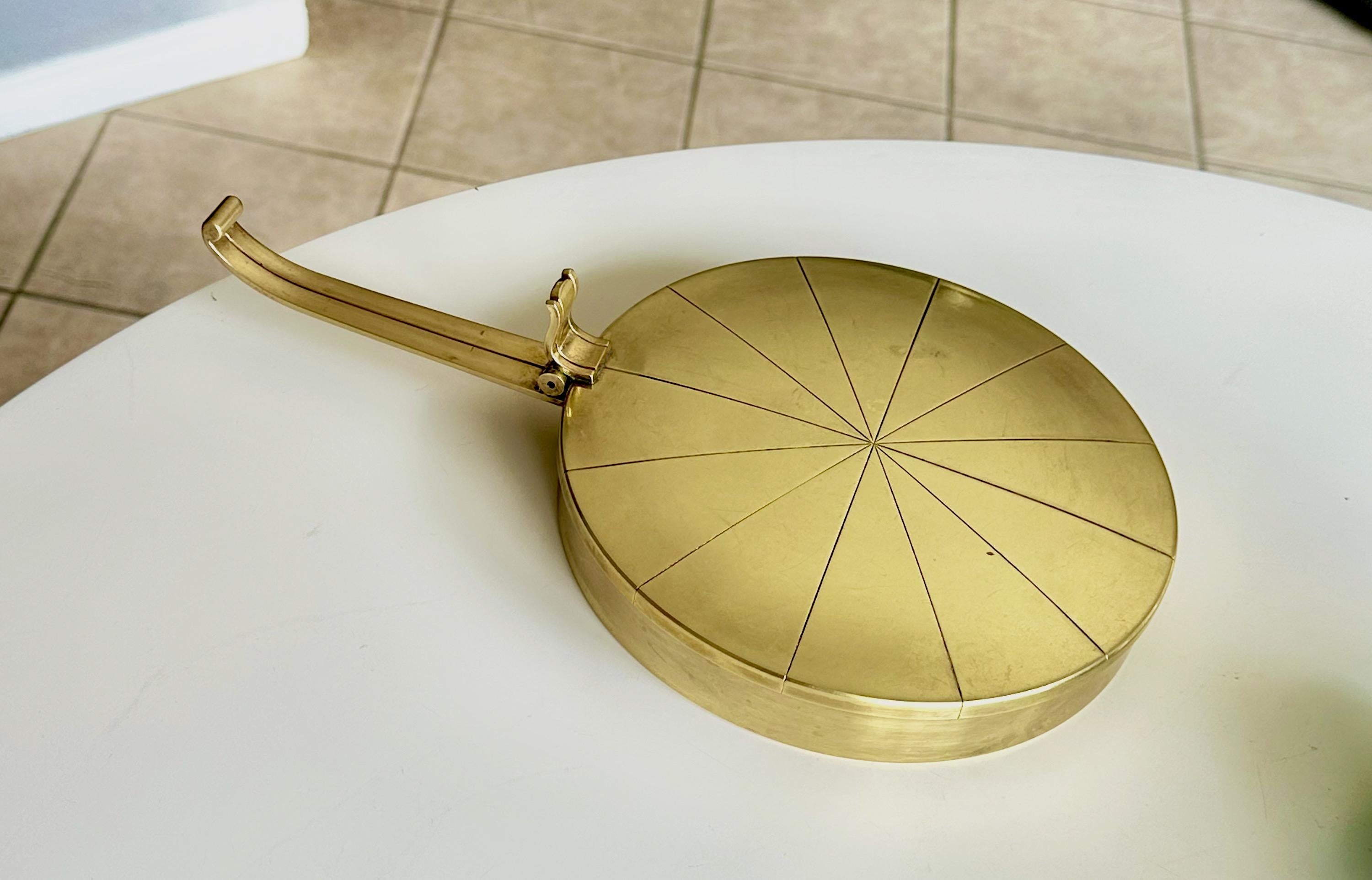 Stummer Butler mit Deckel aus lackiertem Messing und eingeschnittenen Linien, entworfen von Tommi Parzinger für Dorlyn Silversmiths, New York. Auf der Rückseite gestempelt 