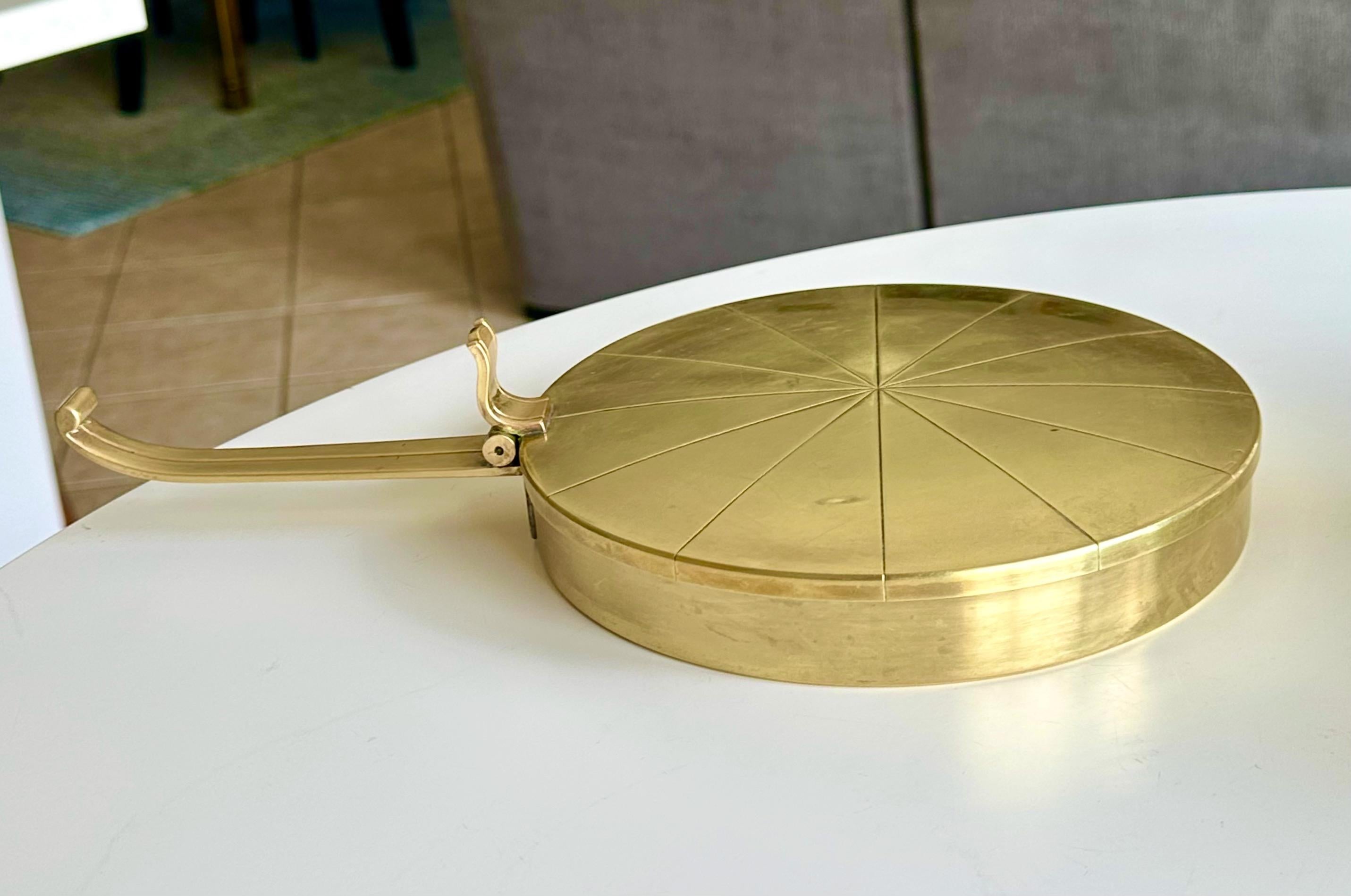 Tommi Parzinger für Dorlyn Silversmiths Silent Butler aus Messing (amerikanisch) im Angebot