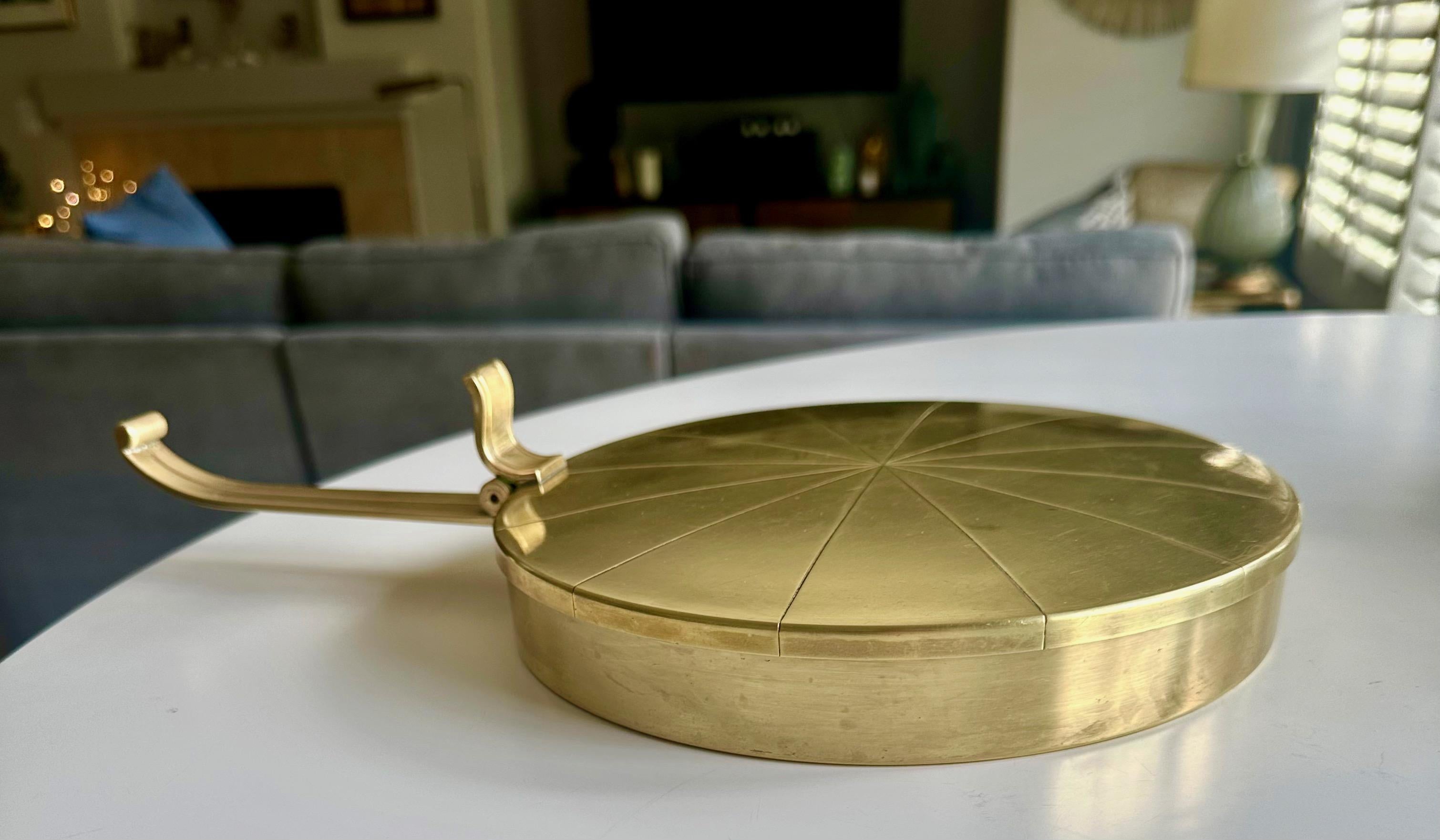 Tommi Parzinger für Dorlyn Silversmiths Silent Butler aus Messing (Mitte des 20. Jahrhunderts) im Angebot