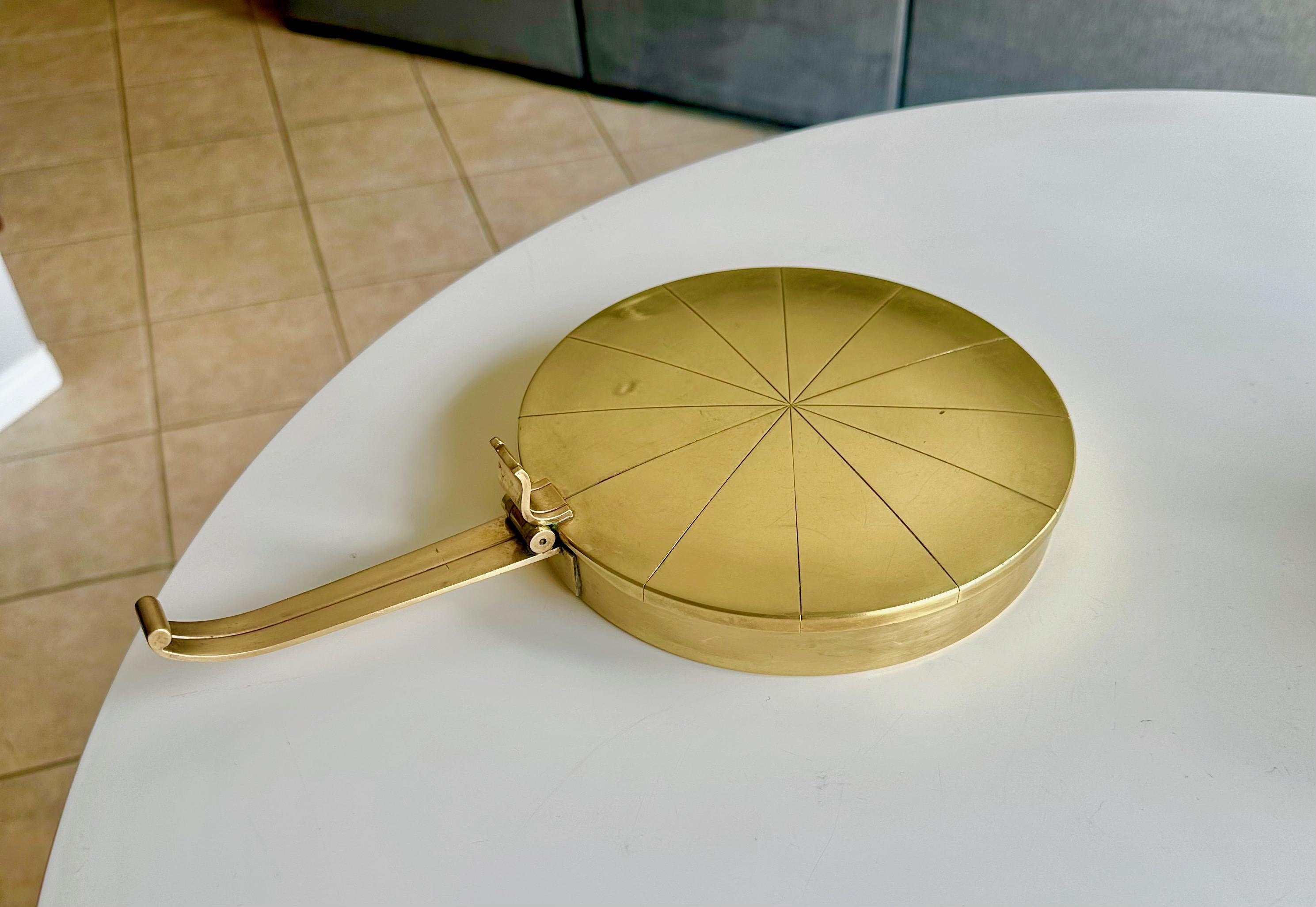 Tommi Parzinger für Dorlyn Silversmiths Silent Butler aus Messing im Angebot 2