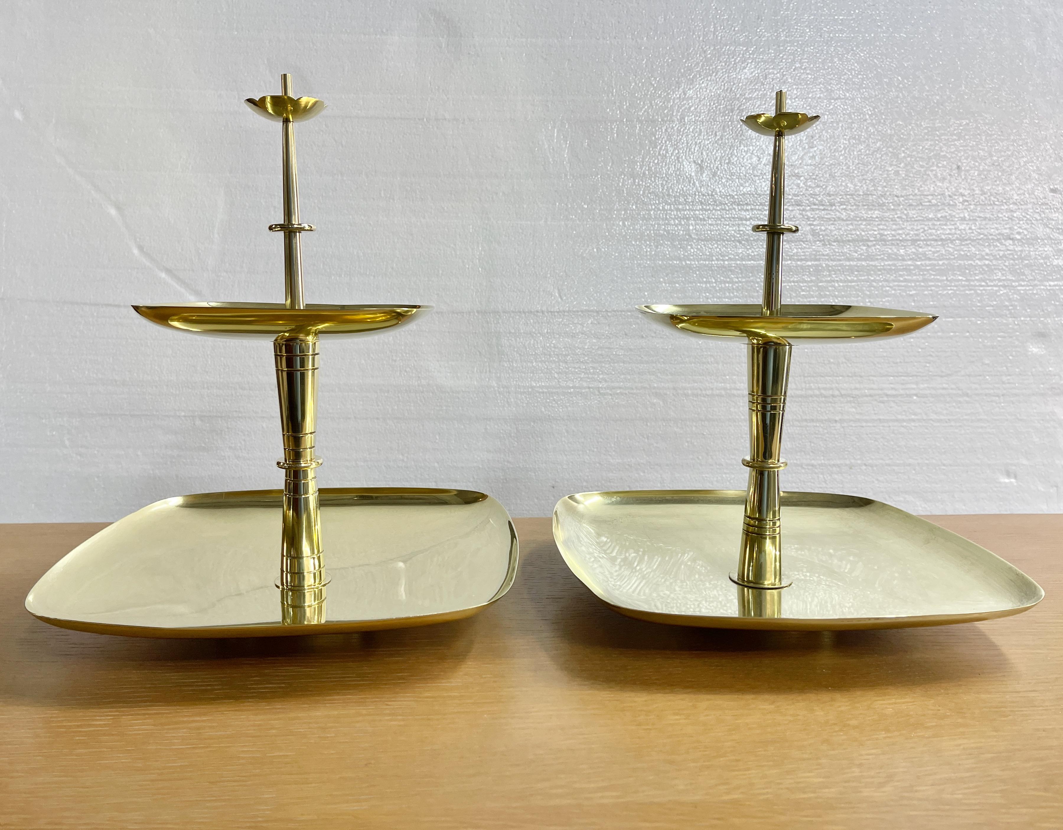 Tommi Parzinger para Dorlyn Silversmiths Candelabro y par de bandejas de servir Estadounidense en venta