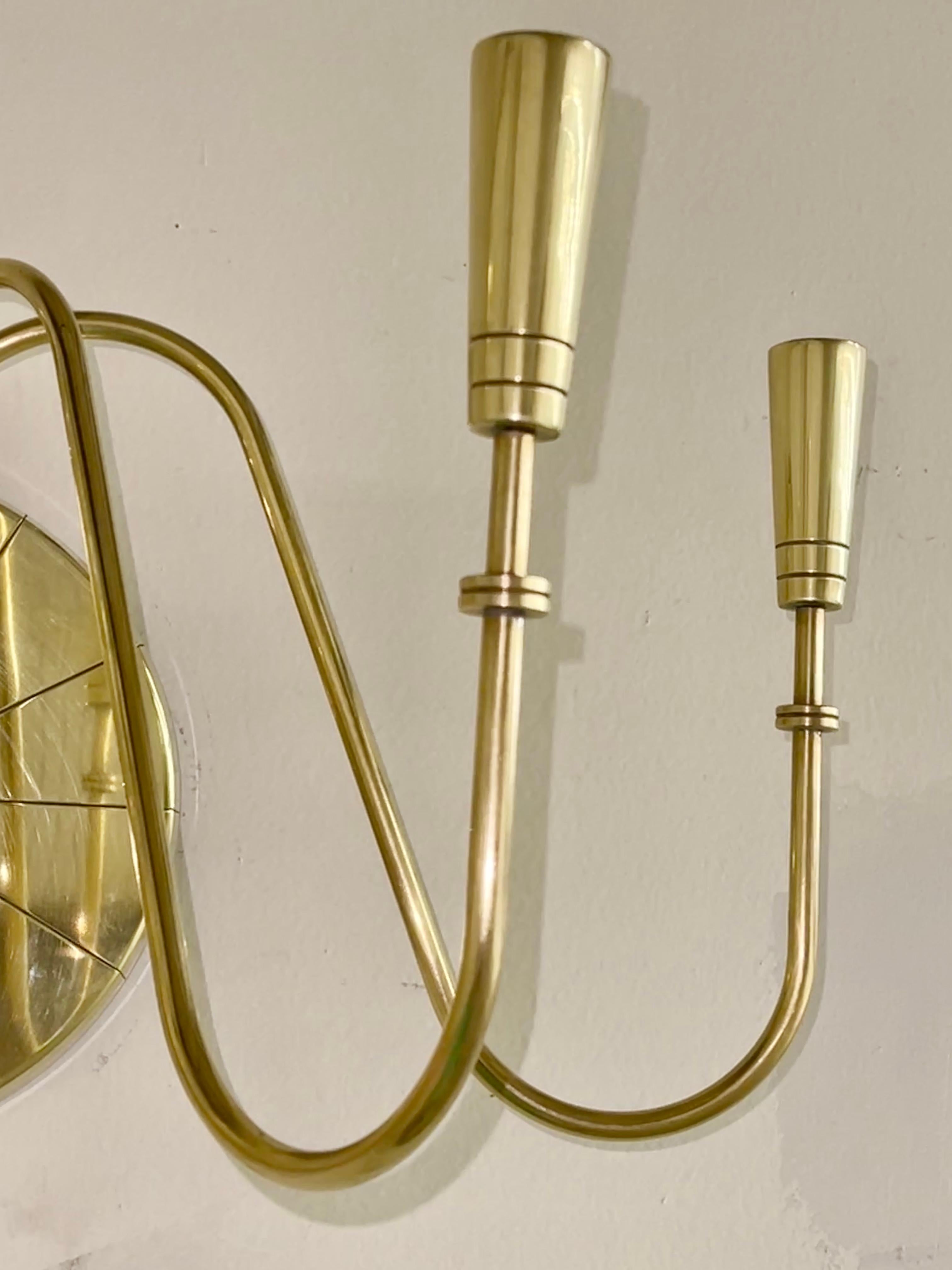 Tommi Parzinger para Dorlyn Silversmiths Candelabro de pared de cuatro brazos de latón Latón en venta