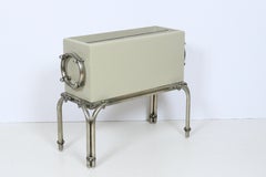 Porte-revues Tommi Parzinger pour Hart Associates en nickel et émail taupe, années 1950