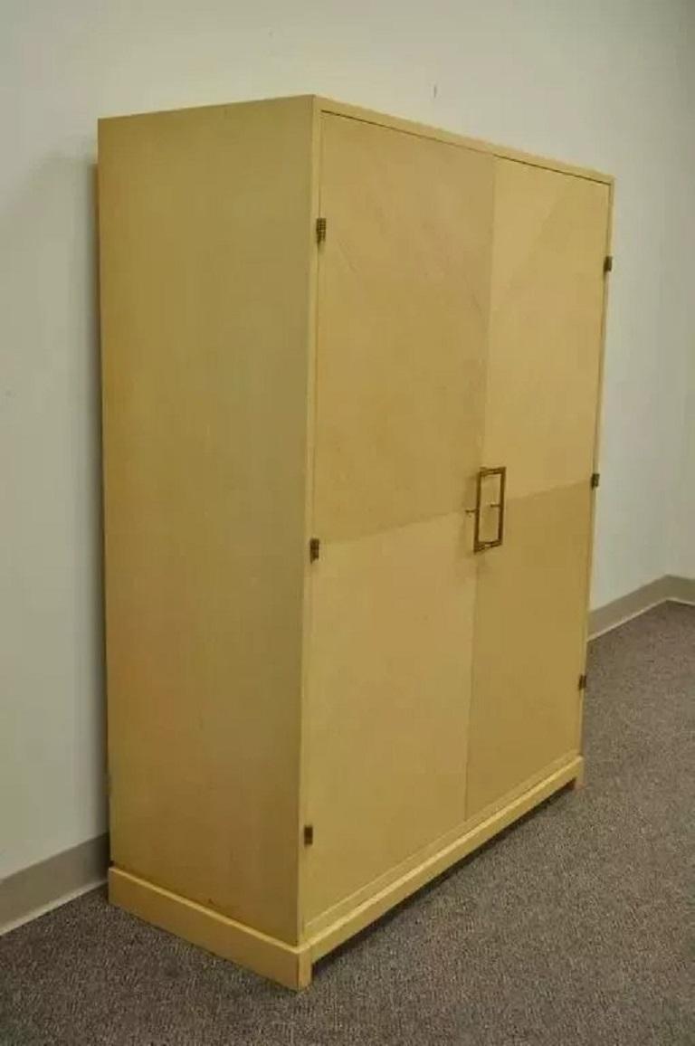 Tommi Parzinger per Parzinger Originals Armadio guardaroba in olmo sbiancato. L'articolo presenta ante a battente, cinque cassetti a coda di rondine, linee pulite e moderne, ferramenta in ottone e il marchio Parzinger Originals sul cassetto interno.