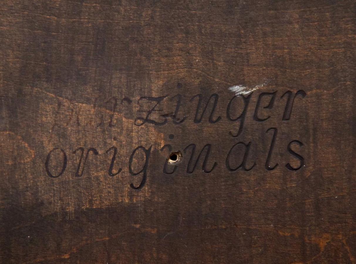 Diese unglaubliche Stehleuchte mit integriertem Beistelltisch von Tommi Parzinger für Parzinger Originals ist in schwarzem Lack mit Parzingers charakteristischen Messingakzenten ausgeführt. Unter dem Sockel ist er mit 'Parzinger Originals' signiert,