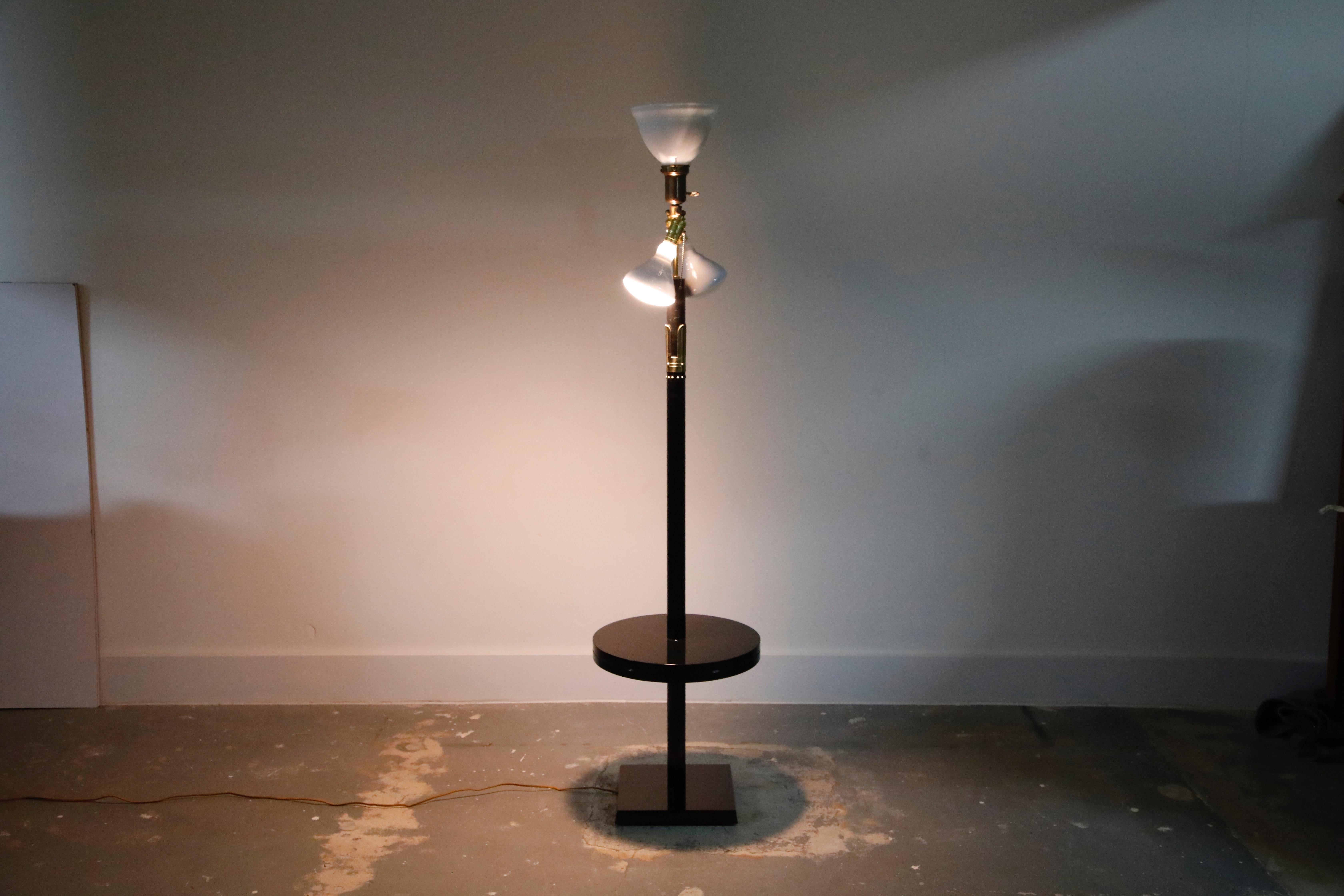 Milieu du XXe siècle Lampadaire avec table d'appoint Tommi Parzinger pour Parzinger Originals, 1955, signé en vente