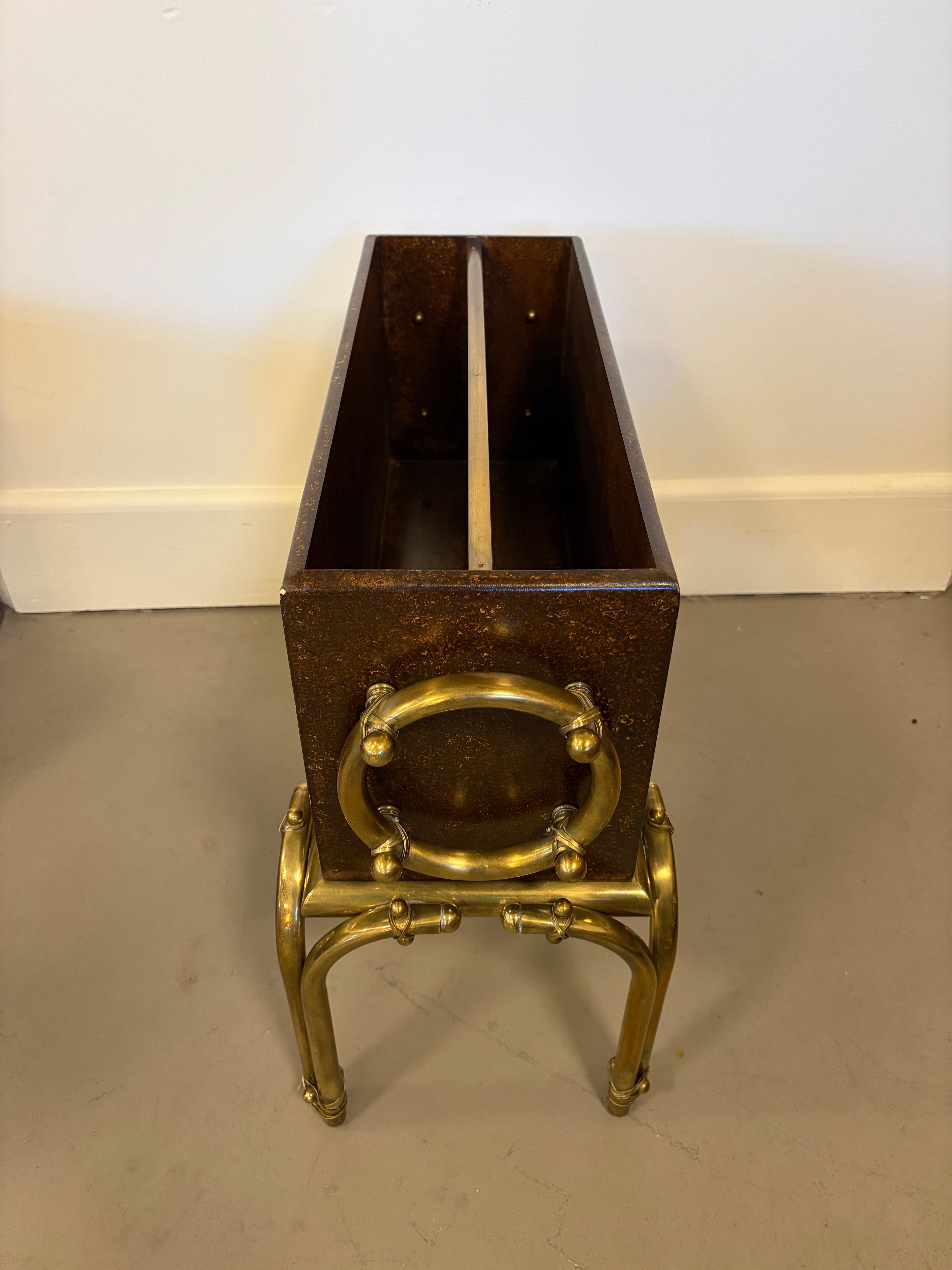 Tommi Parzinger pour Parzinger Originals (Hart) Porte-revues en laiton et laqué en vente 4