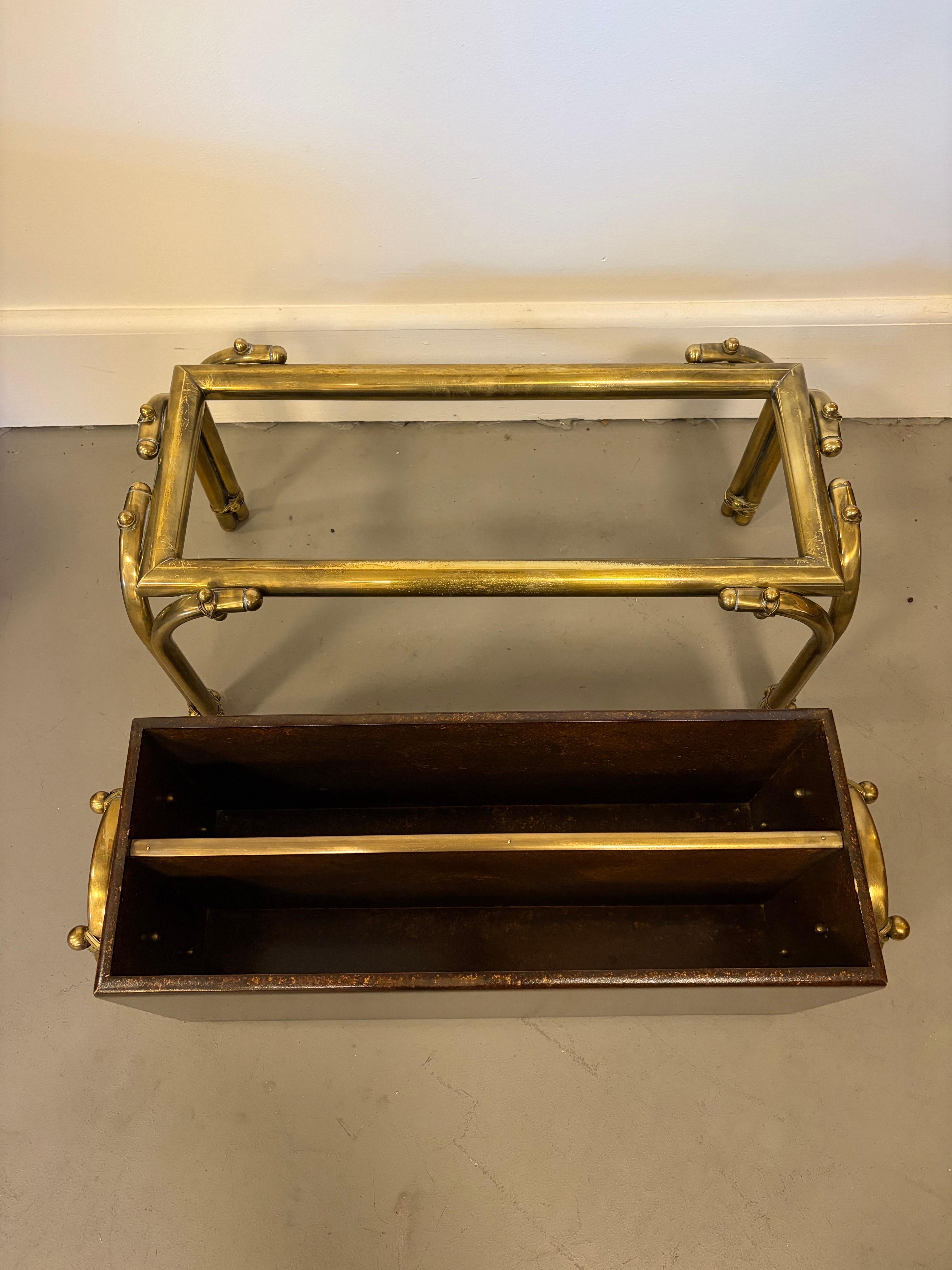 Tommi Parzinger pour Parzinger Originals (Hart) Porte-revues en laiton et laqué en vente 6