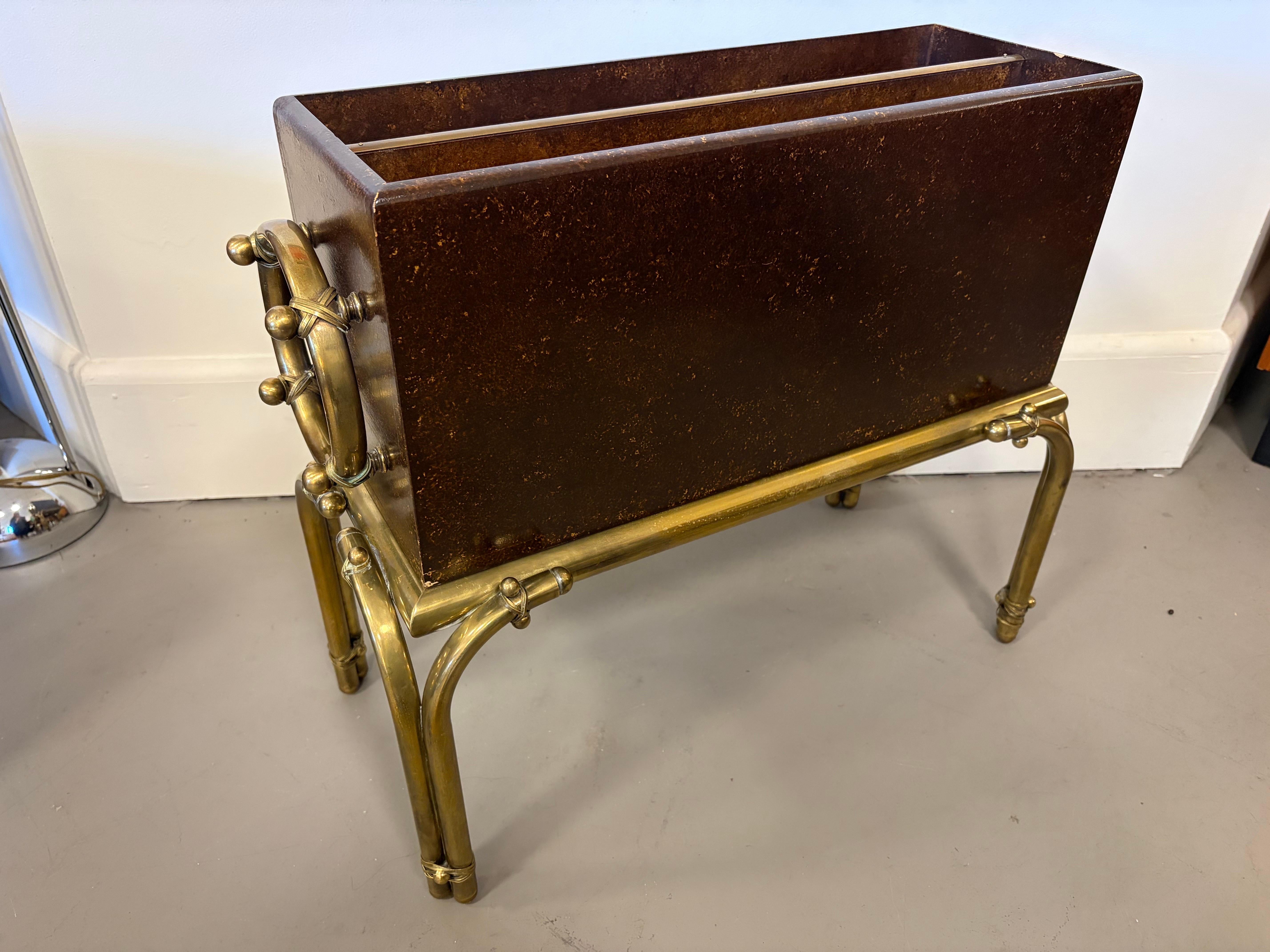 Tommi Parzinger pour Parzinger Originals (Hart) Porte-revues en laiton et laqué en vente 10