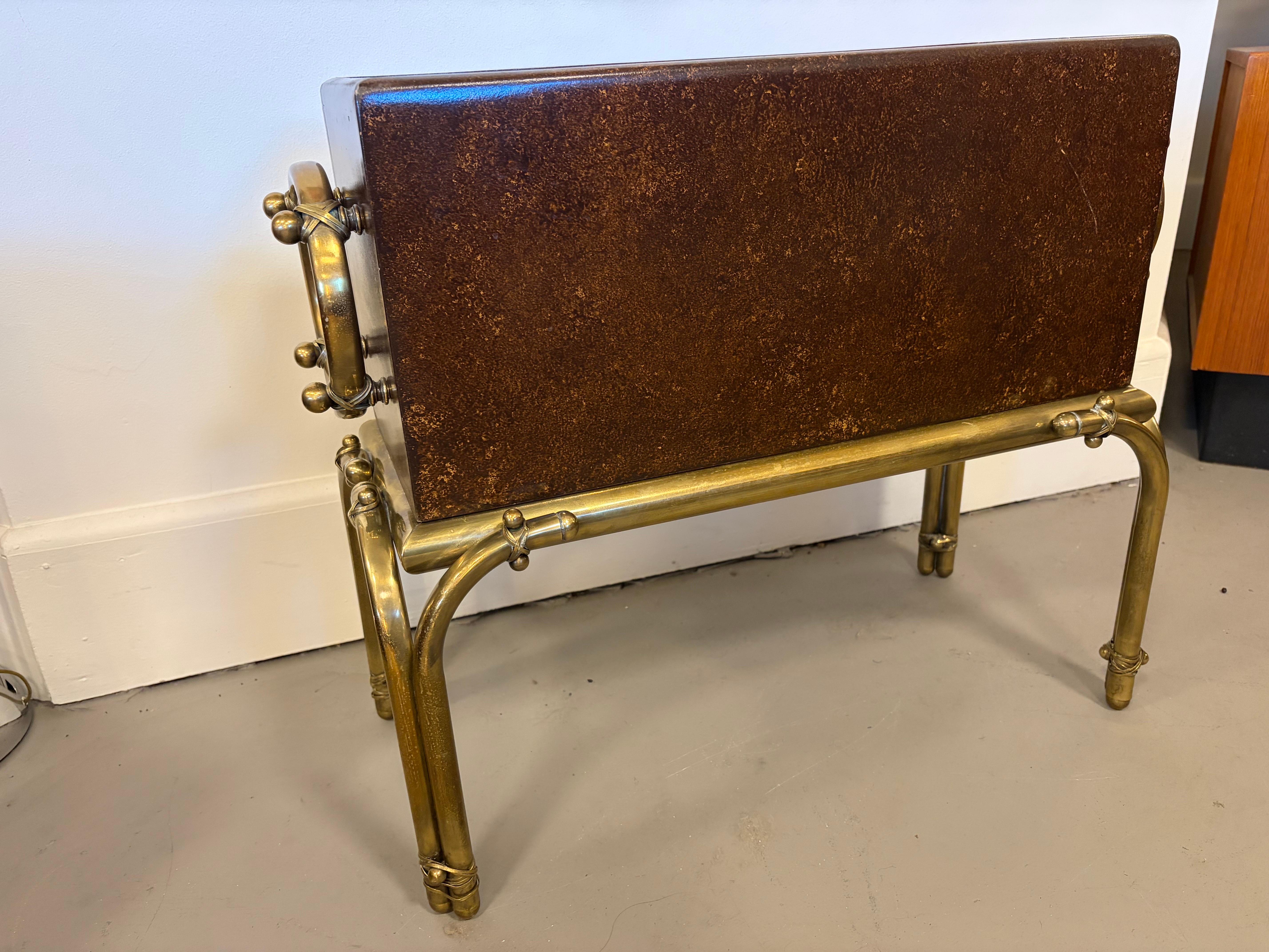 Tommi Parzinger pour Parzinger Originals (Hart) Porte-revues en laiton et laqué en vente 17