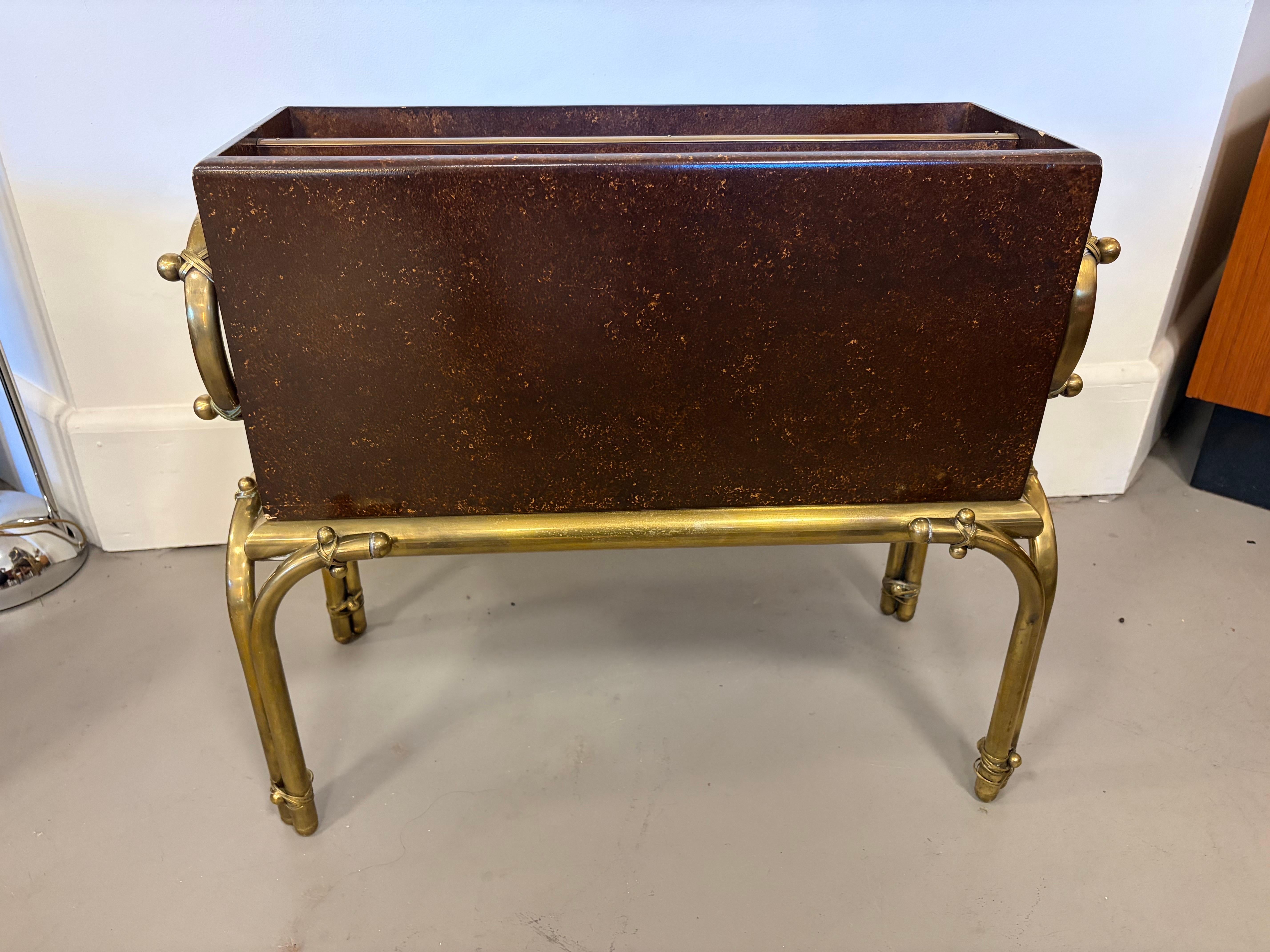 Tommi Parzinger pour Parzinger Originals (Hart) Porte-revues en laiton et laqué en vente 18