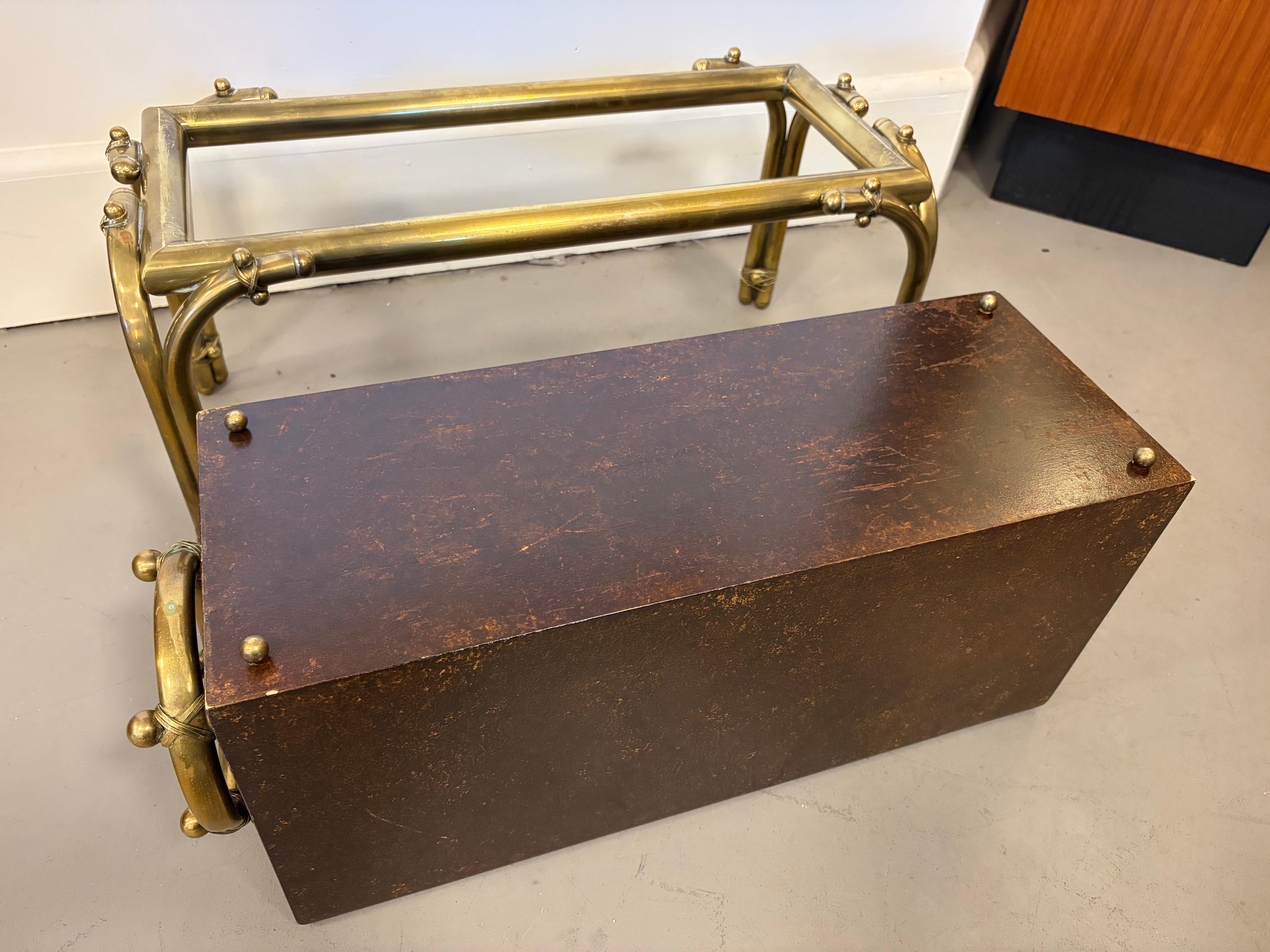 Tommi Parzinger pour Parzinger Originals (Hart) Porte-revues en laiton et laqué en vente 21