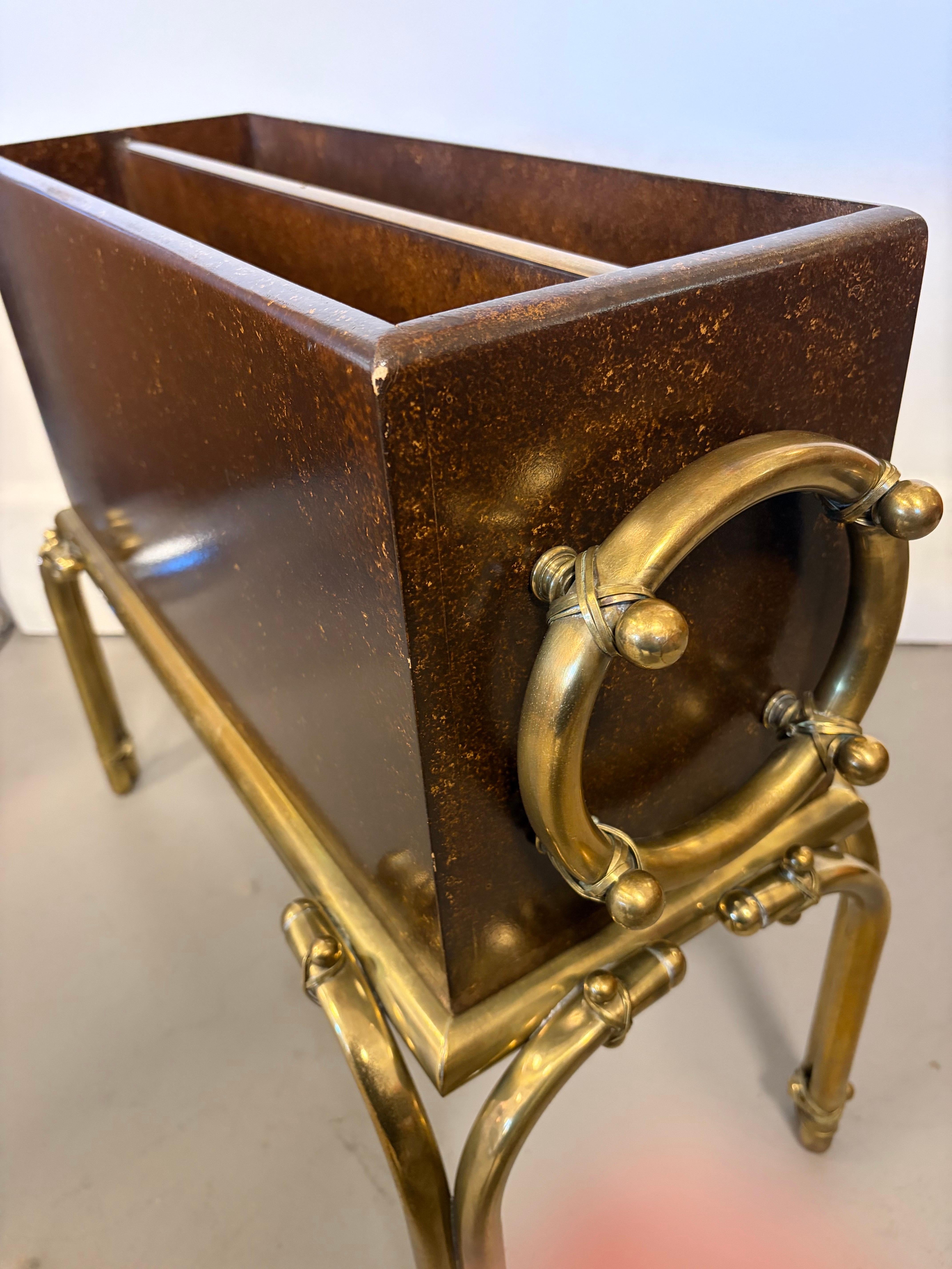 Américain Tommi Parzinger pour Parzinger Originals (Hart) Porte-revues en laiton et laqué en vente