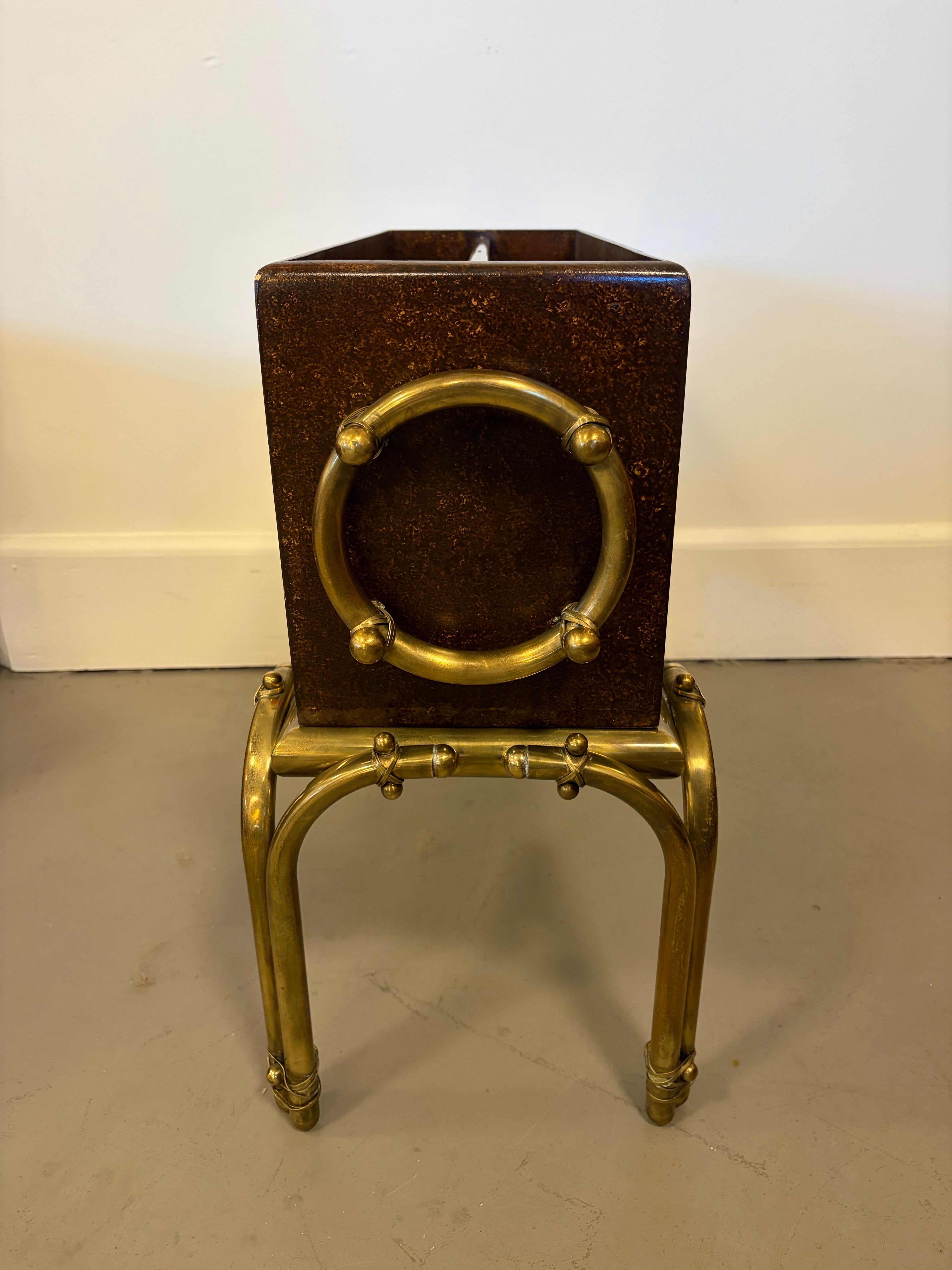 Tommi Parzinger pour Parzinger Originals (Hart) Porte-revues en laiton et laqué Bon état - En vente à Wheat Ridge, CO