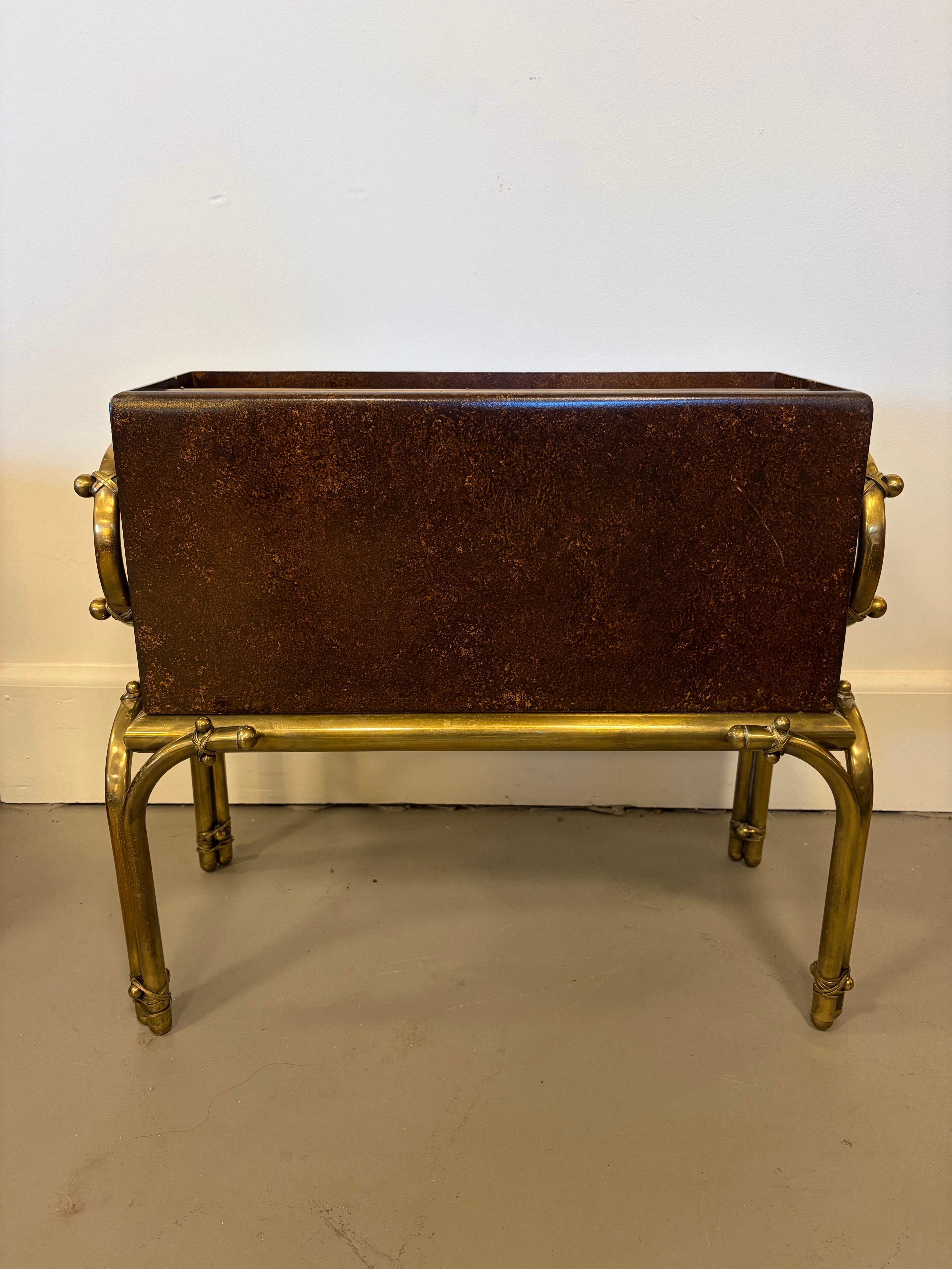 Laiton Tommi Parzinger pour Parzinger Originals (Hart) Porte-revues en laiton et laqué en vente