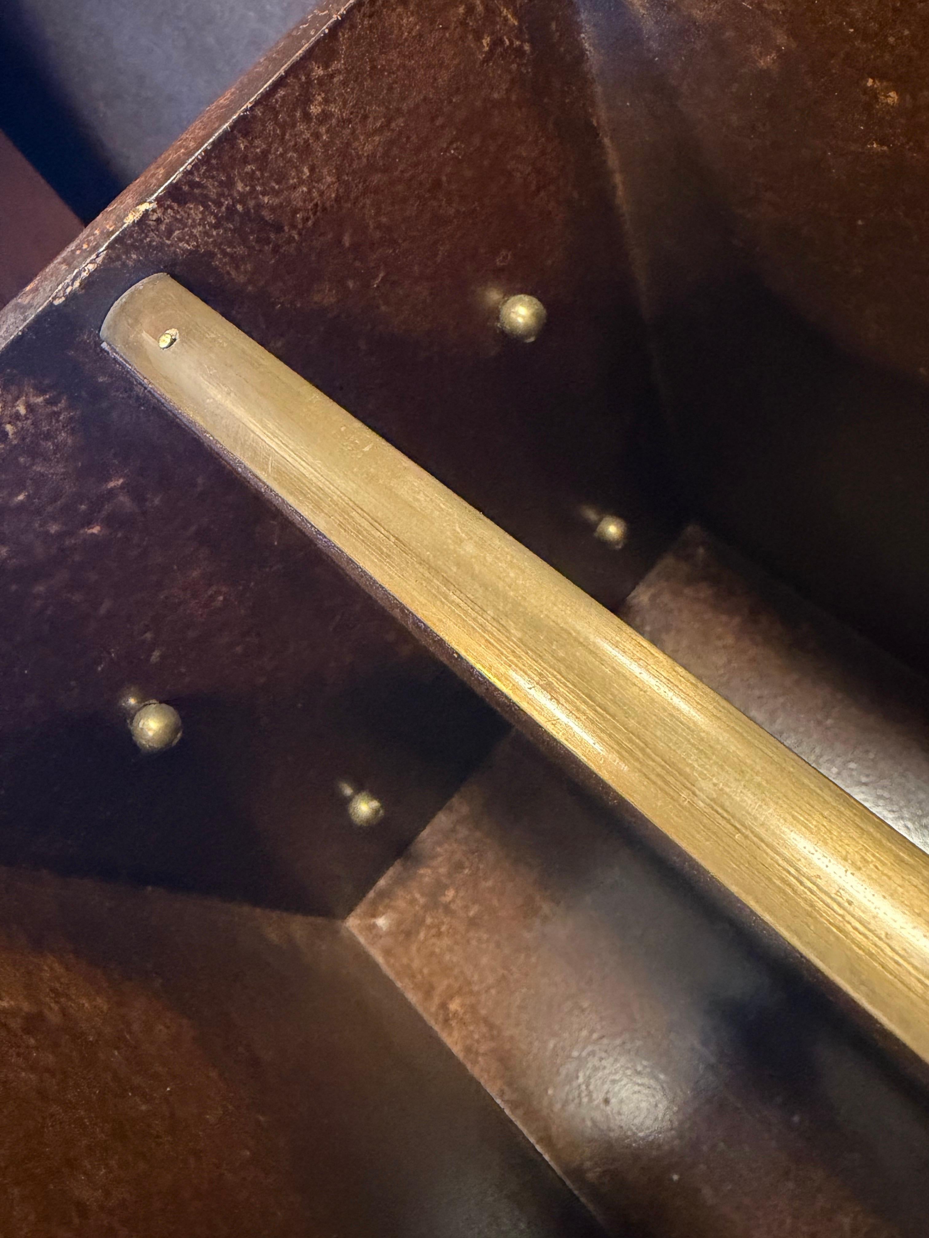 Tommi Parzinger pour Parzinger Originals (Hart) Porte-revues en laiton et laqué en vente 1